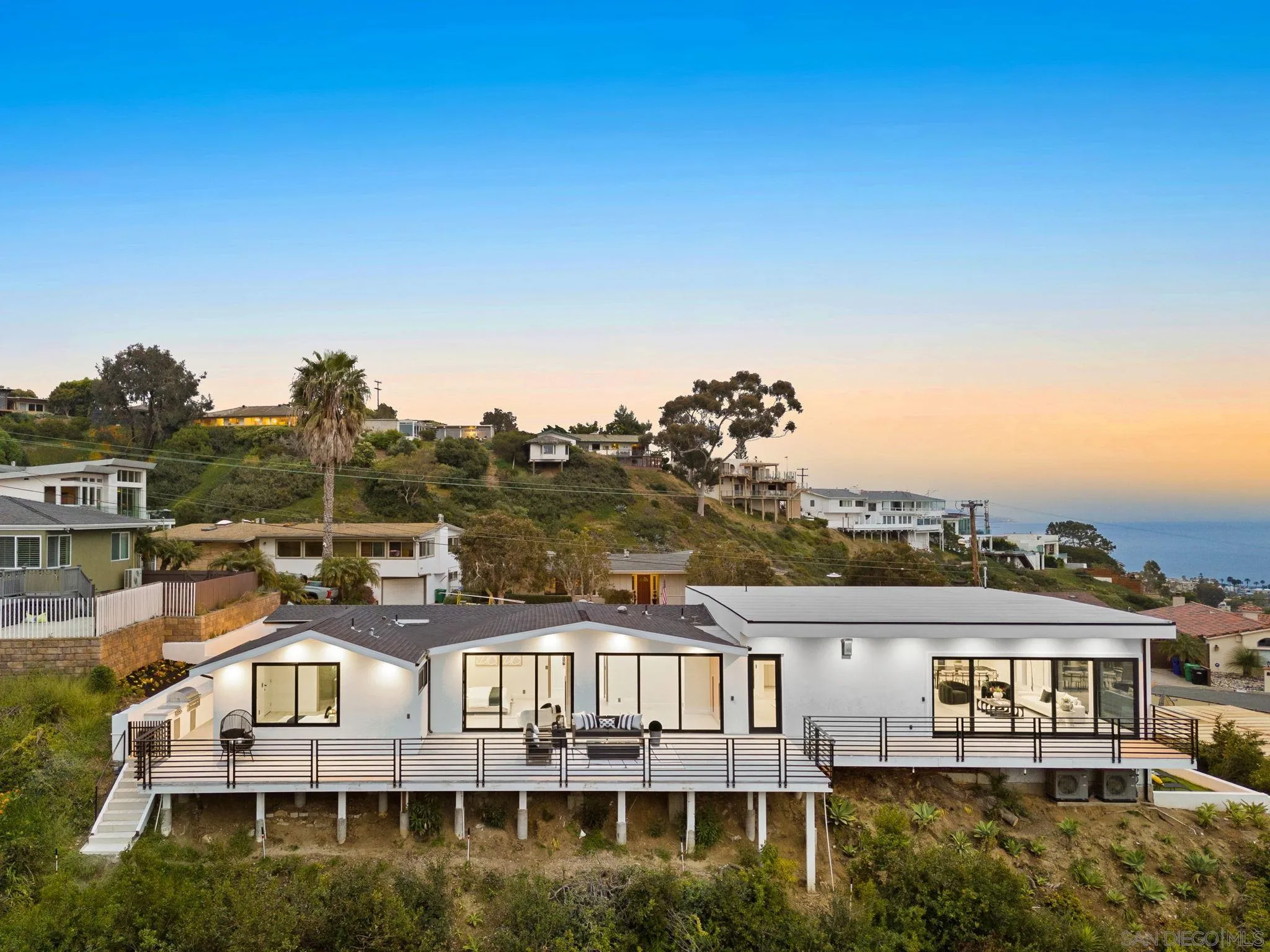 La Jolla, California 92037, United States, 4 Bedrooms Bedrooms, ,5 BathroomsBathrooms,Residential,Pending,85430