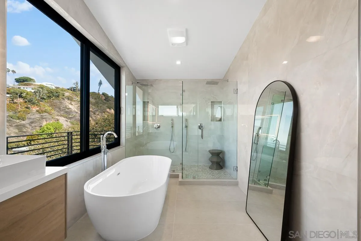 La Jolla, California 92037, United States, 4 Bedrooms Bedrooms, ,5 BathroomsBathrooms,Residential,Pending,85430