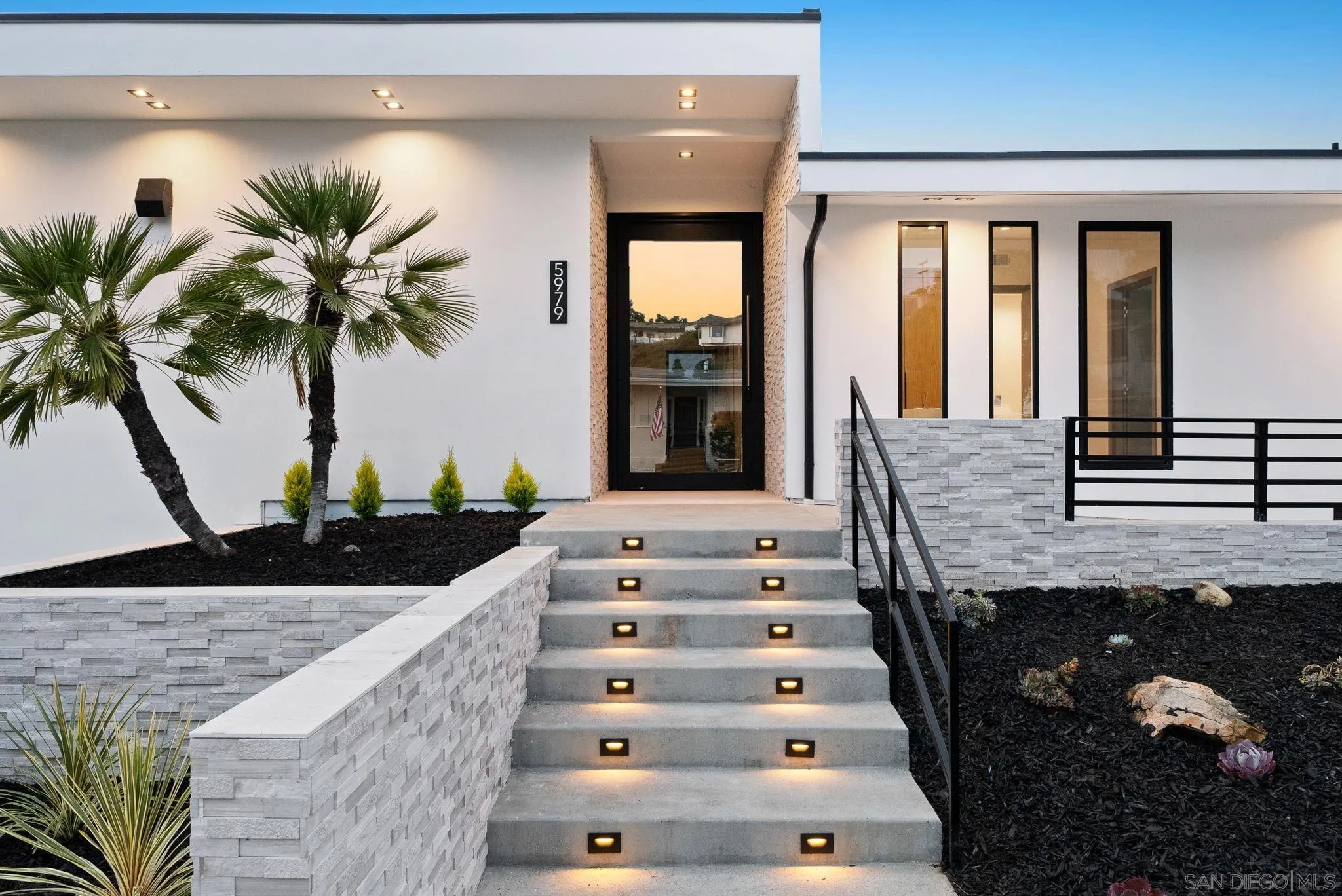 La Jolla, California 92037, United States, 4 Bedrooms Bedrooms, ,5 BathroomsBathrooms,Residential,Pending,85430