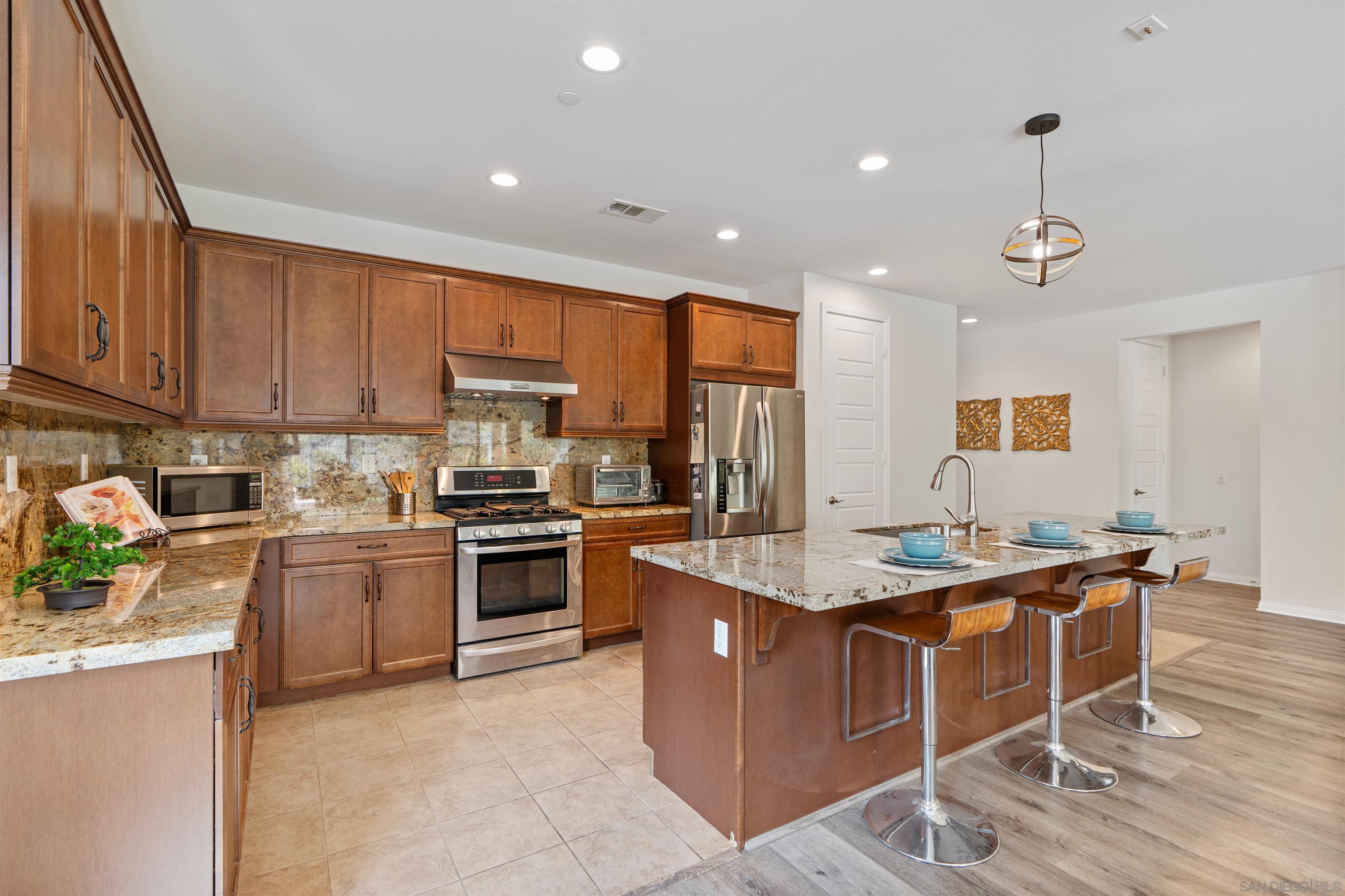 1735 Avenida Regina