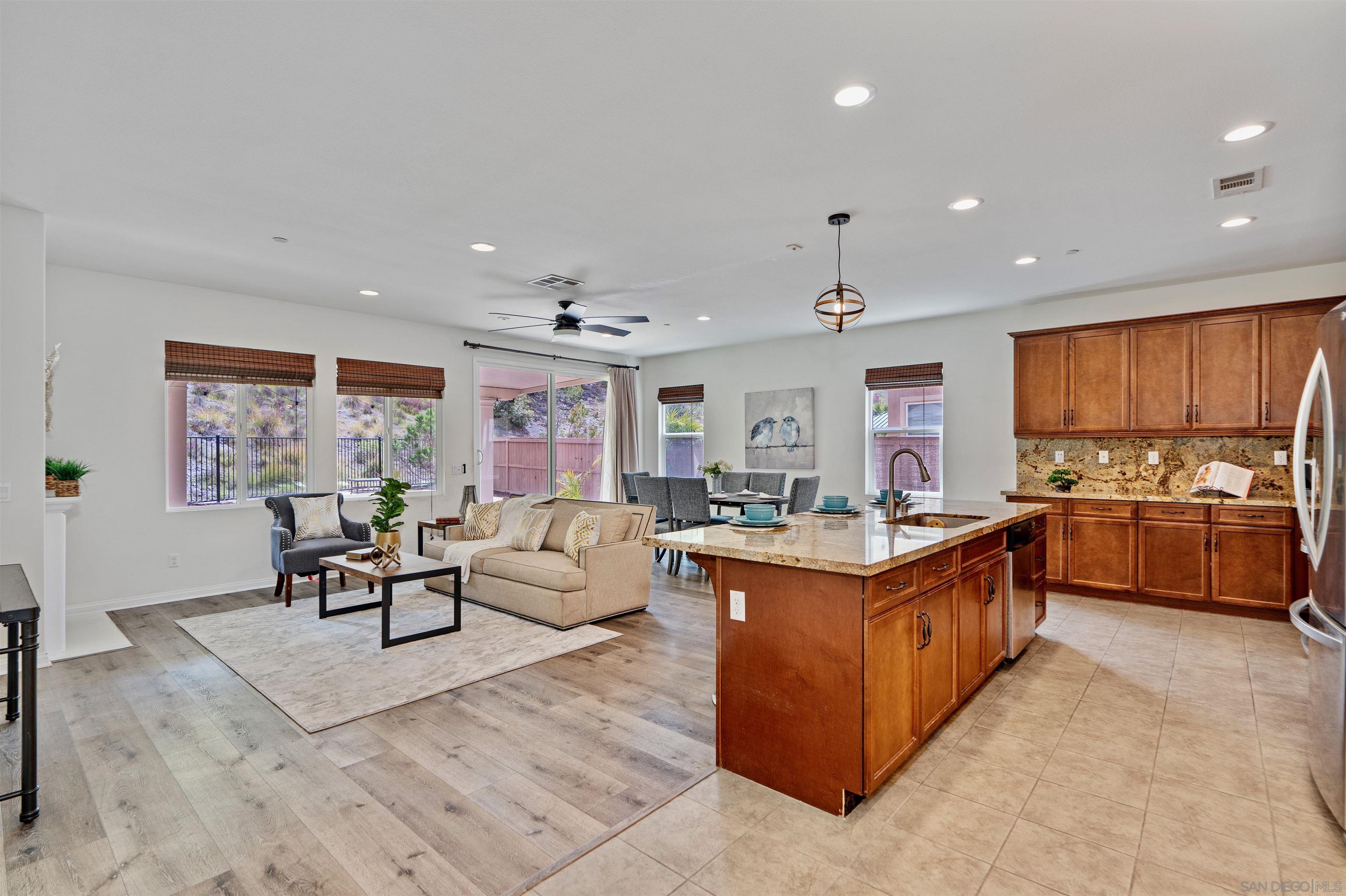1735 Avenida Regina