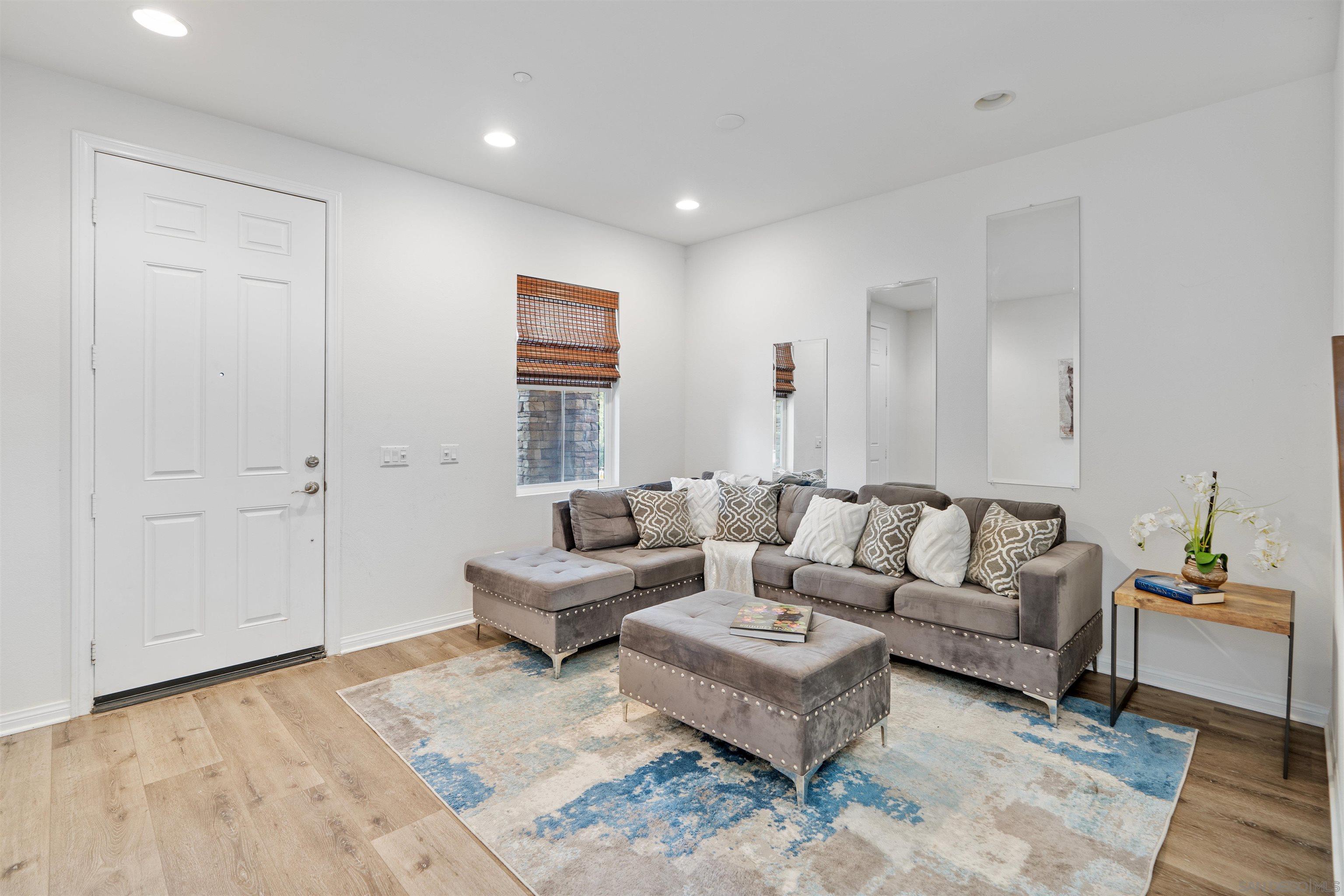 1735 Avenida Regina