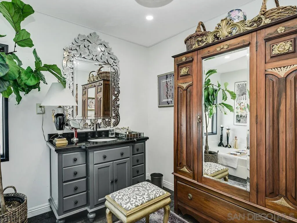 Escondido, California 92026, United States, 2 Bedrooms Bedrooms, ,2 BathroomsBathrooms,Residential,Pending,16725