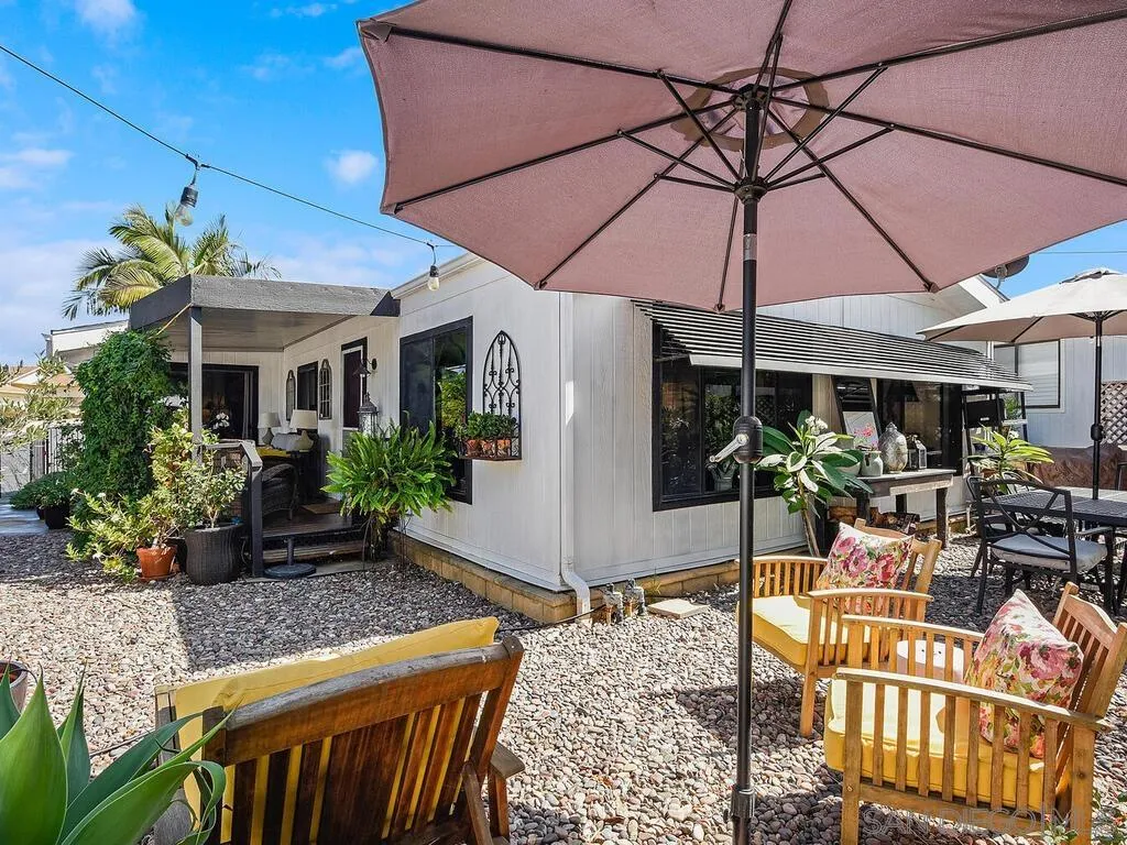 Escondido, California 92026, United States, 2 Bedrooms Bedrooms, ,2 BathroomsBathrooms,Residential,Pending,16725