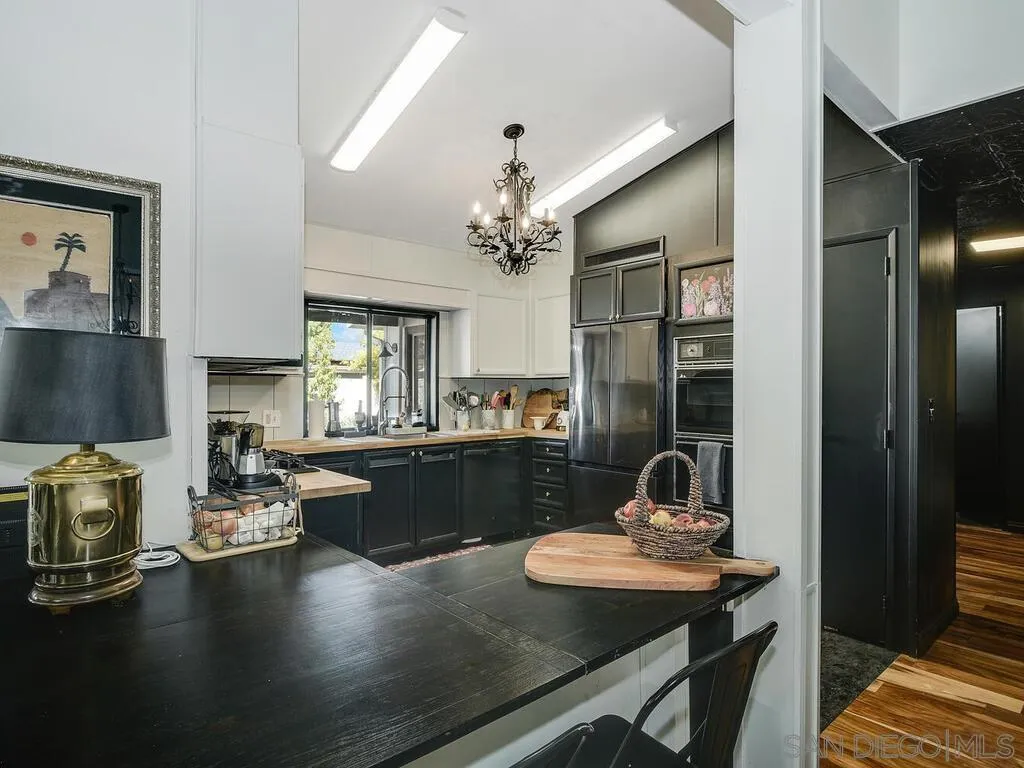 Escondido, California 92026, United States, 2 Bedrooms Bedrooms, ,2 BathroomsBathrooms,Residential,Pending,16725