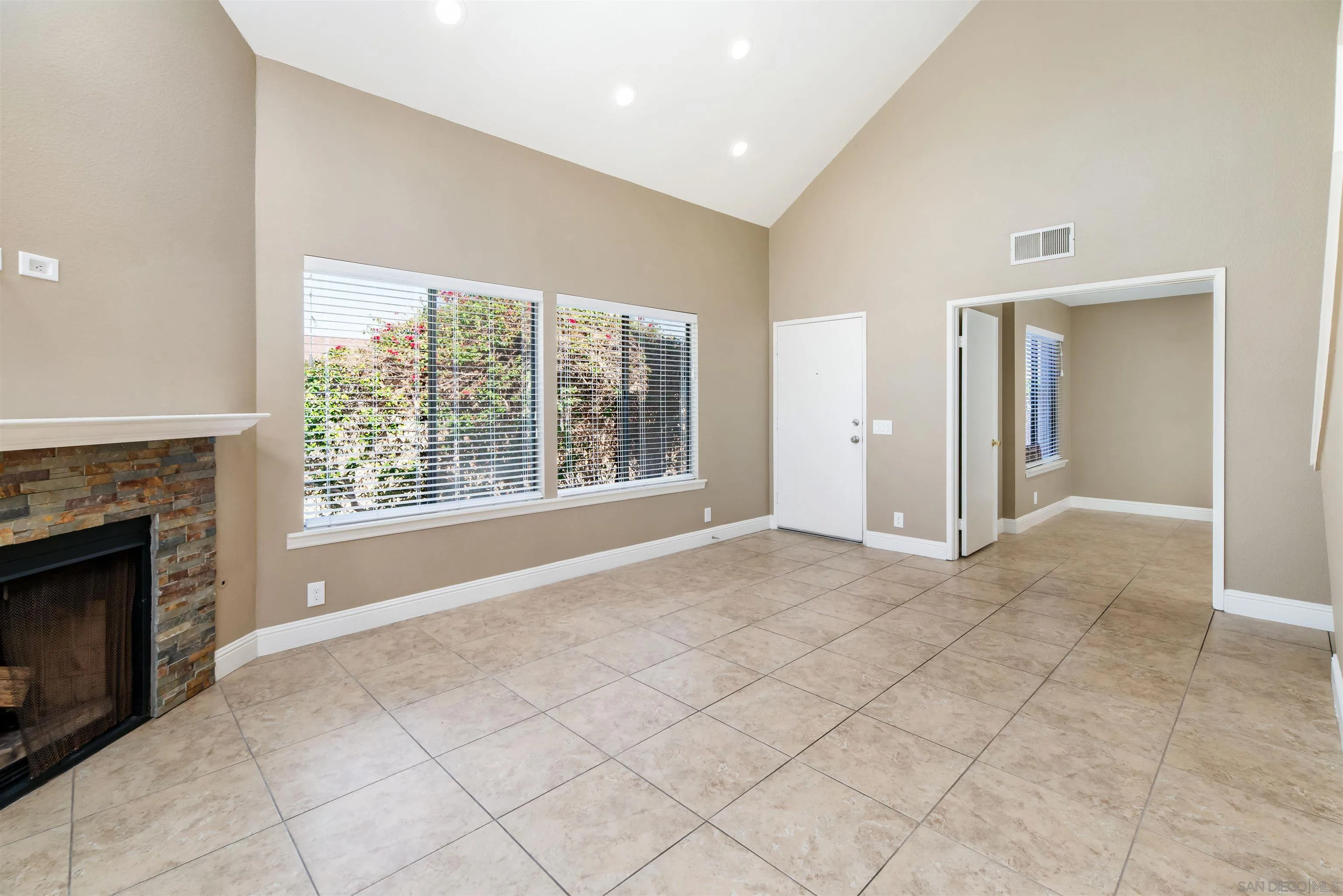 El Cajon, California 92019, United States, 3 Bedrooms Bedrooms, ,3 BathroomsBathrooms,Residential,Pending,5033