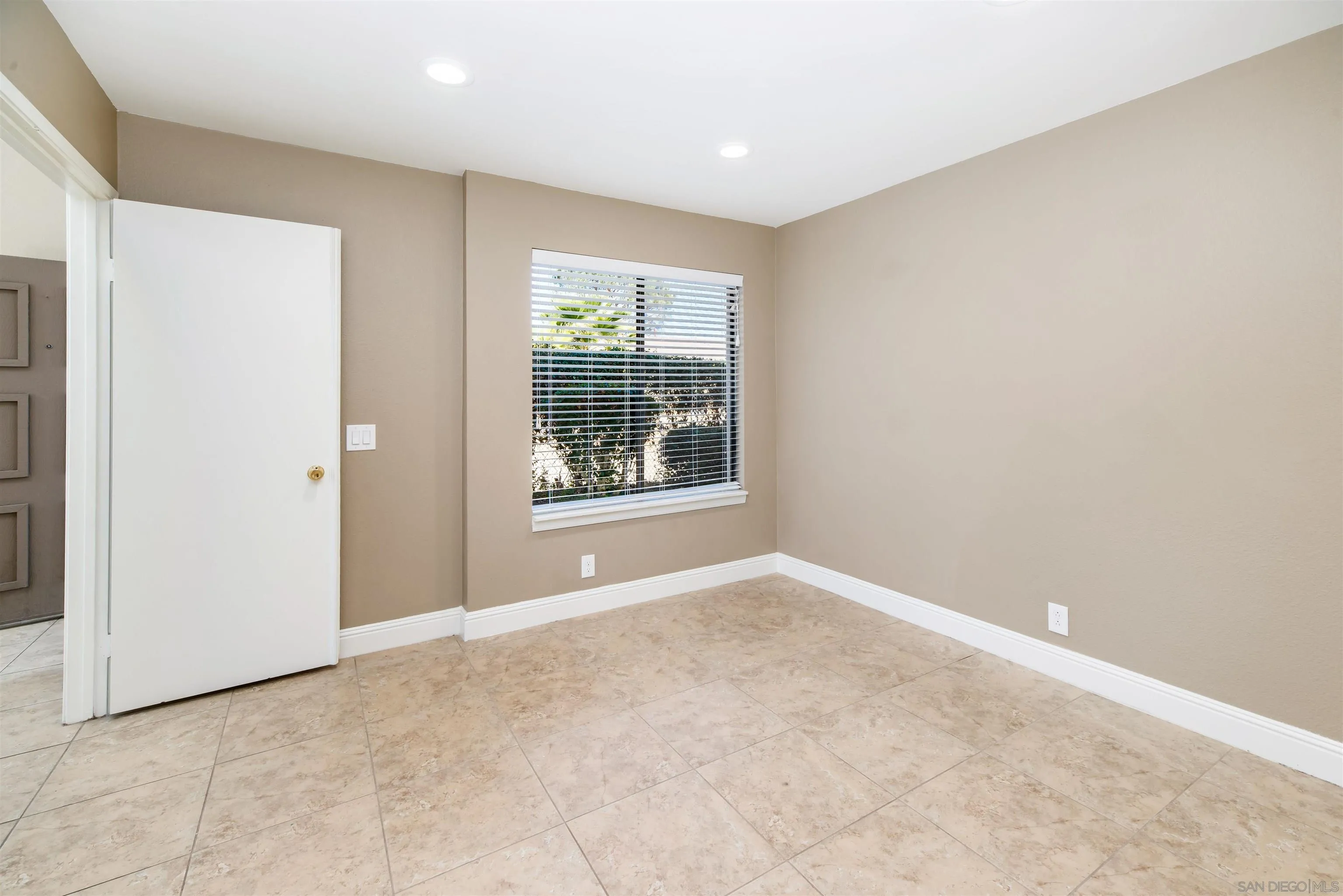 El Cajon, California 92019, United States, 3 Bedrooms Bedrooms, ,3 BathroomsBathrooms,Residential,Pending,5033