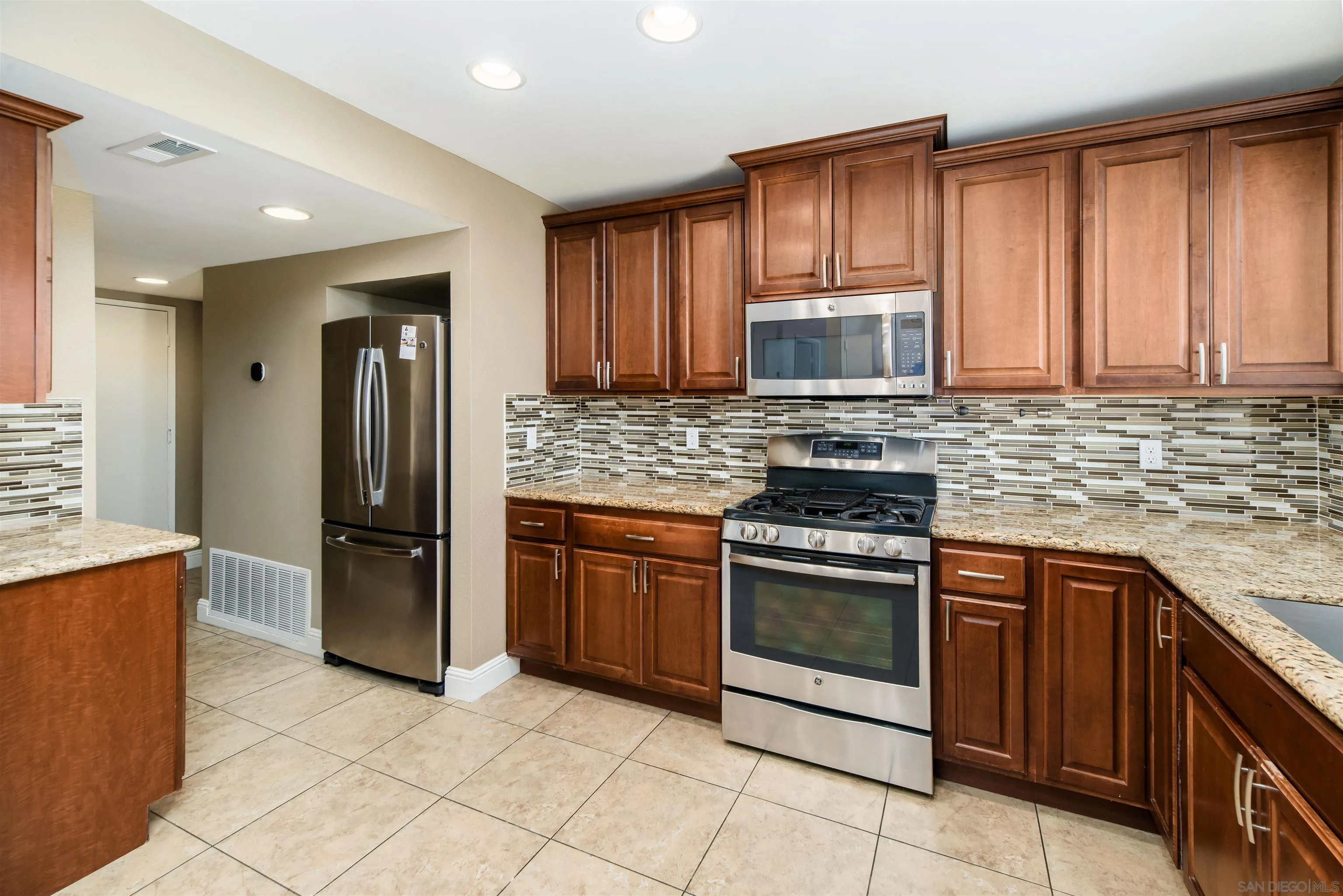 El Cajon, California 92019, United States, 3 Bedrooms Bedrooms, ,3 BathroomsBathrooms,Residential,Pending,5033