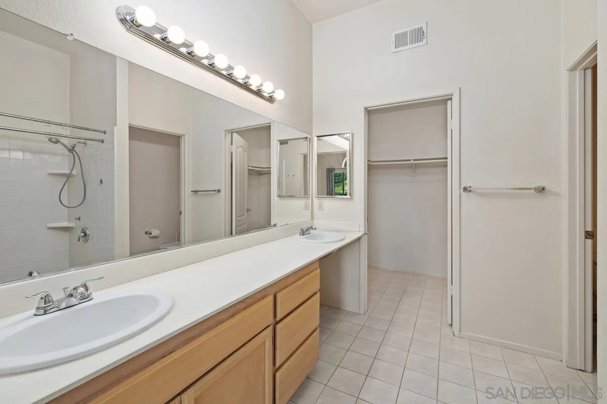 San Diego, California 92124, United States, 2 Bedrooms Bedrooms, ,2 BathroomsBathrooms,Residential,Pending,21505