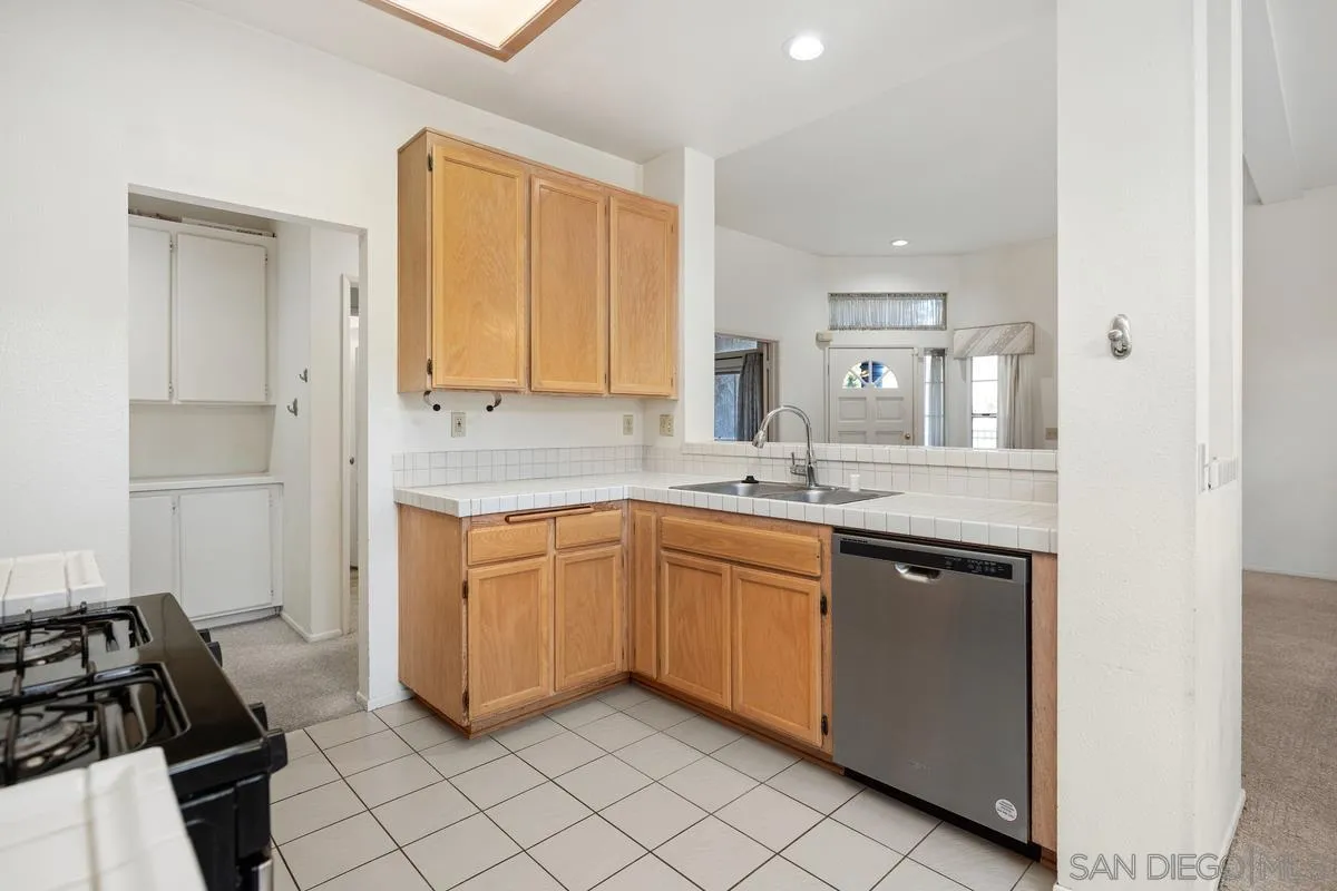 San Diego, California 92124, United States, 2 Bedrooms Bedrooms, ,2 BathroomsBathrooms,Residential,Pending,21505