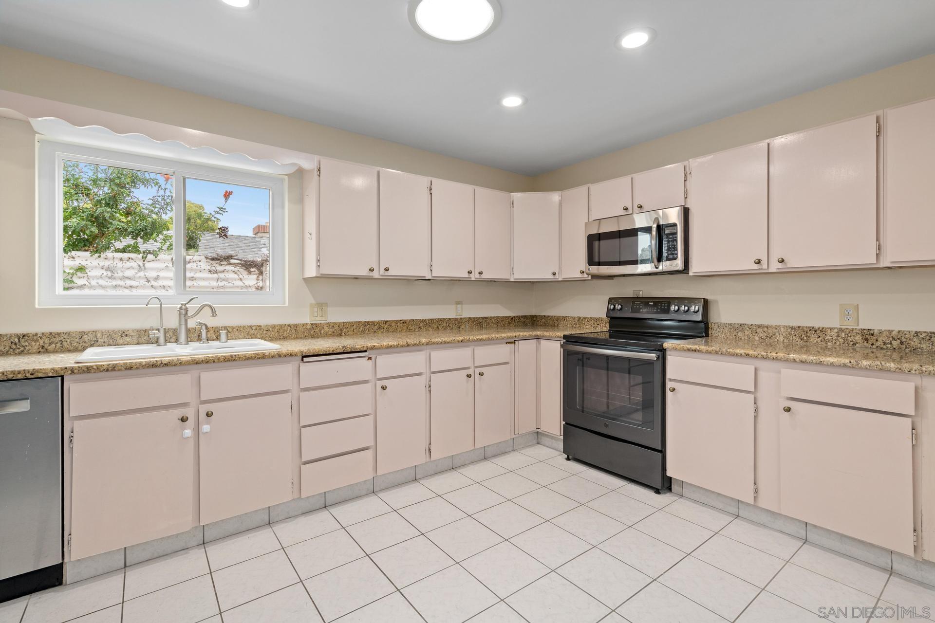 309-11 E Ave