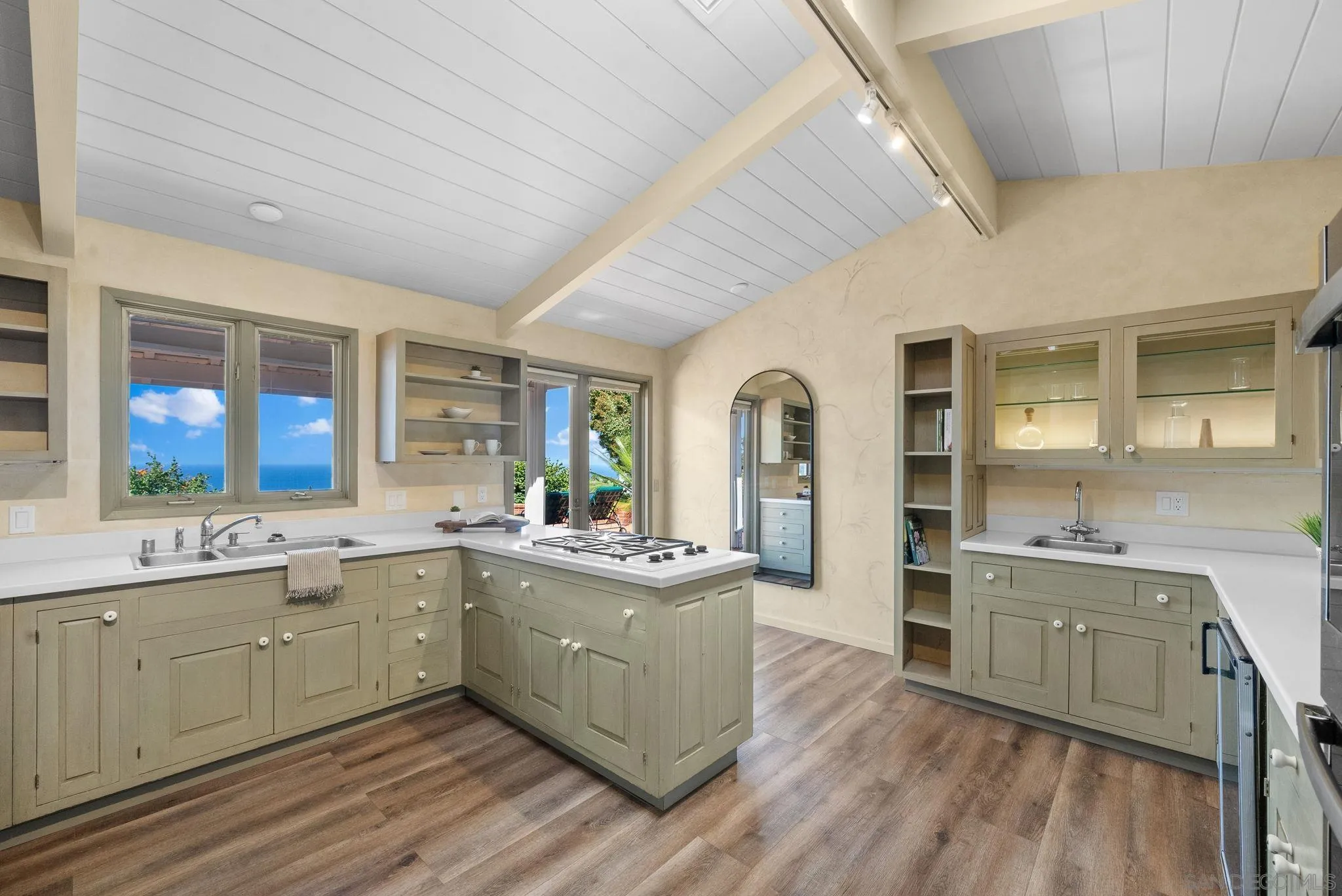 La Jolla, California 92037, United States, 3 Bedrooms Bedrooms, ,3 BathroomsBathrooms,Residential,Pending,112849