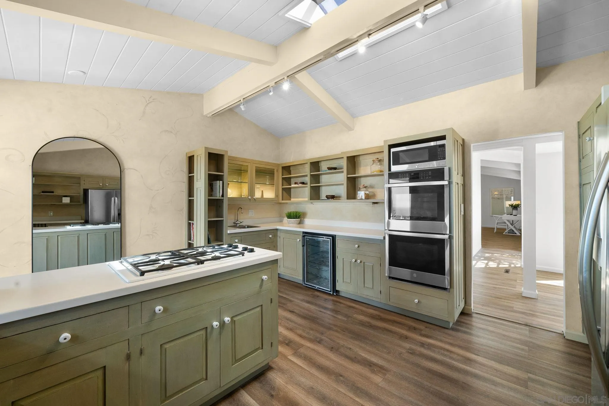 La Jolla, California 92037, United States, 3 Bedrooms Bedrooms, ,3 BathroomsBathrooms,Residential,Pending,112849