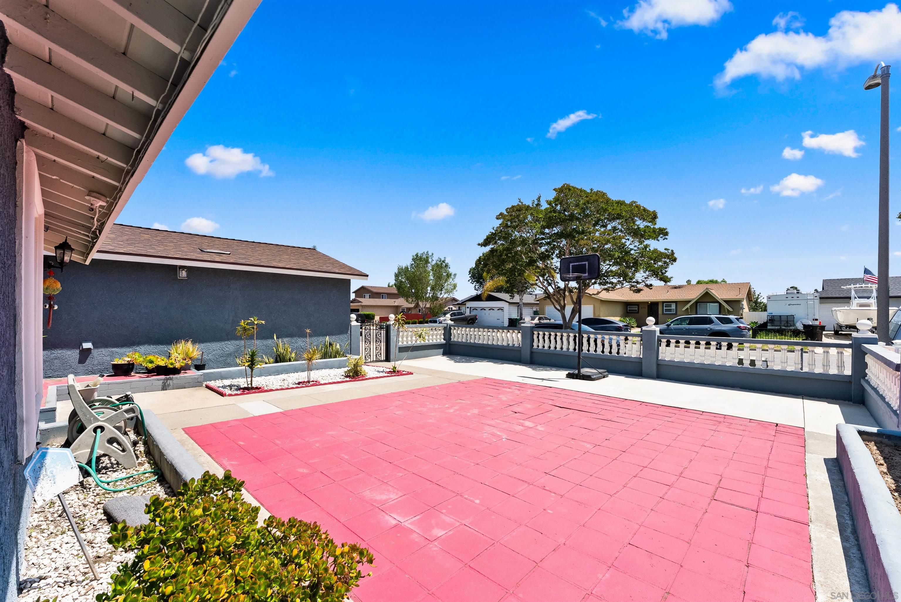 240 Ledgewood Ln