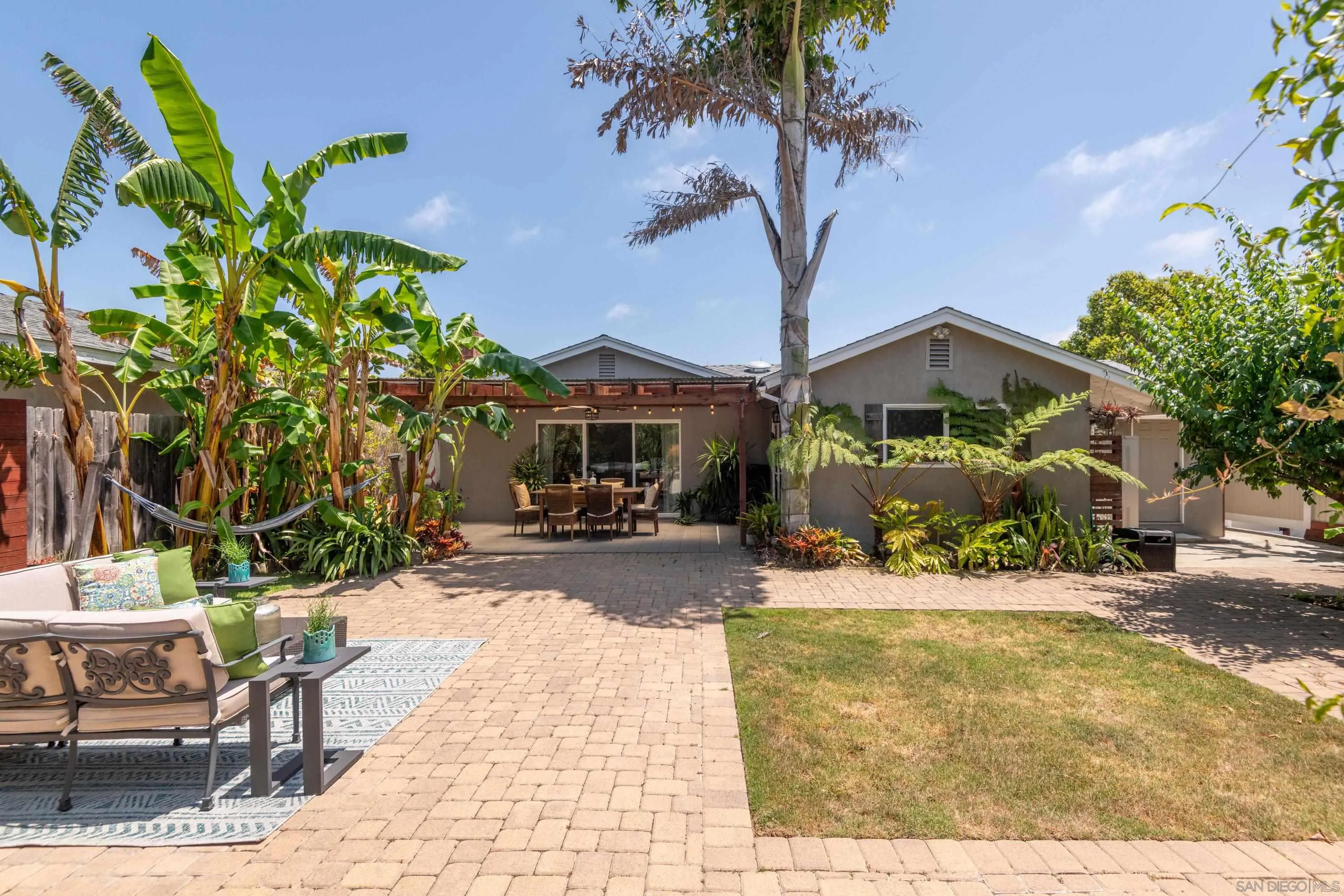 San Diego, California 92117, United States, 3 Bedrooms Bedrooms, ,2 BathroomsBathrooms,Residential,Active,160505