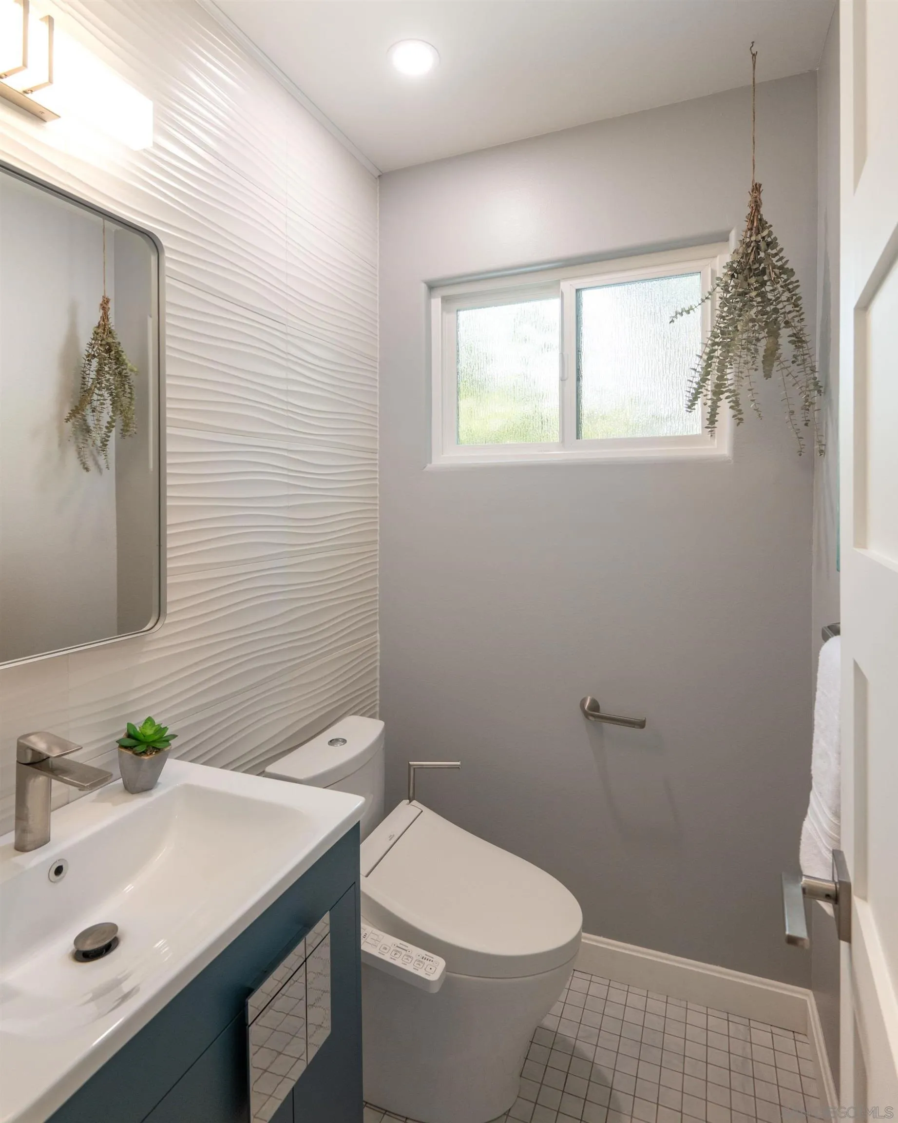 San Diego, California 92117, United States, 3 Bedrooms Bedrooms, ,2 BathroomsBathrooms,Residential,Active,160505