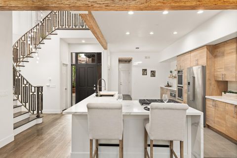 9767 Claiborne Sq La Jolla CA 92037