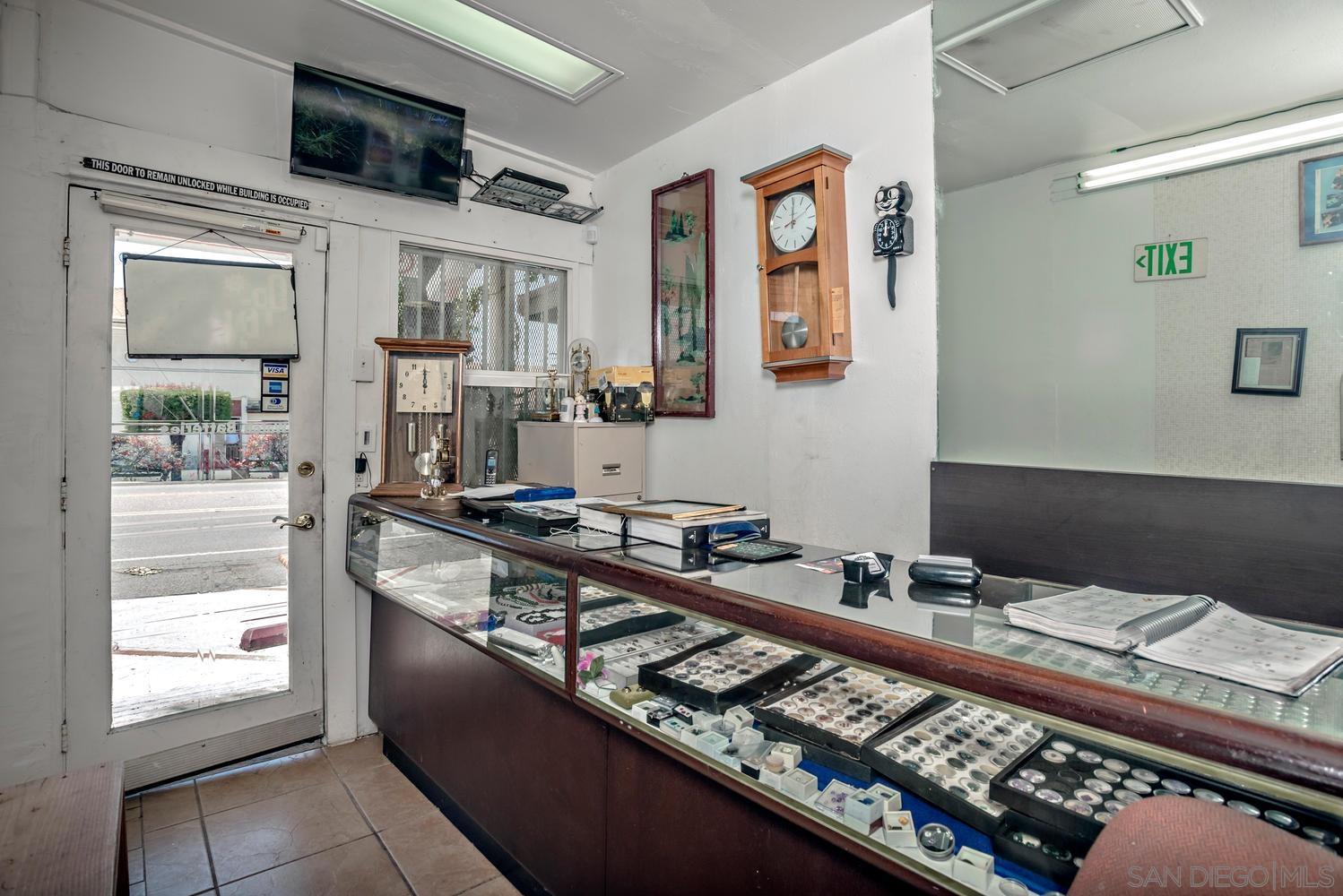 216 E Mission Rd