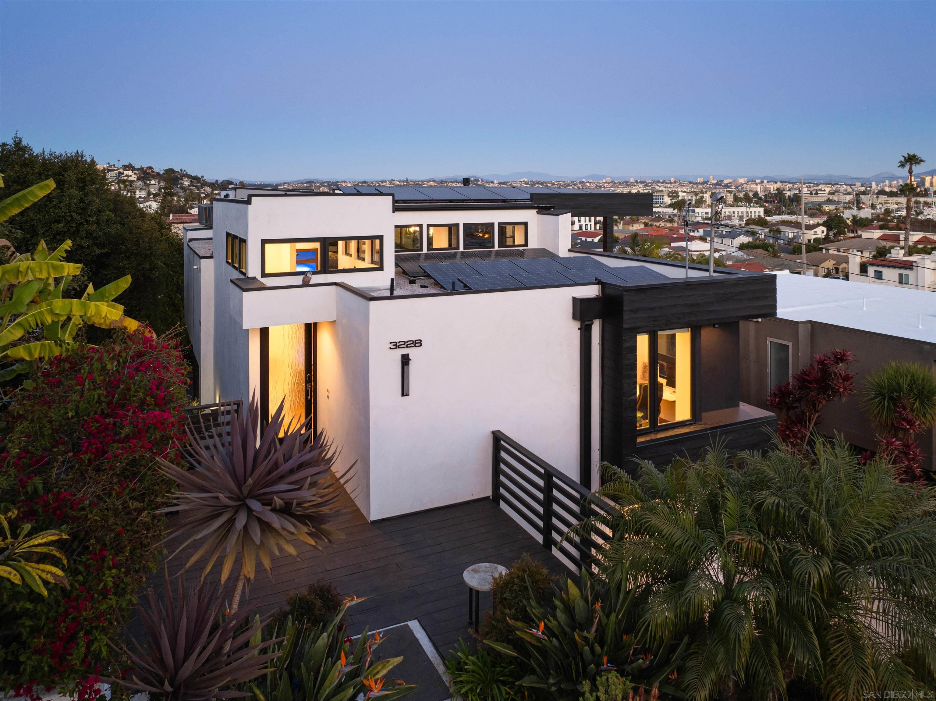 3228 Carleton St