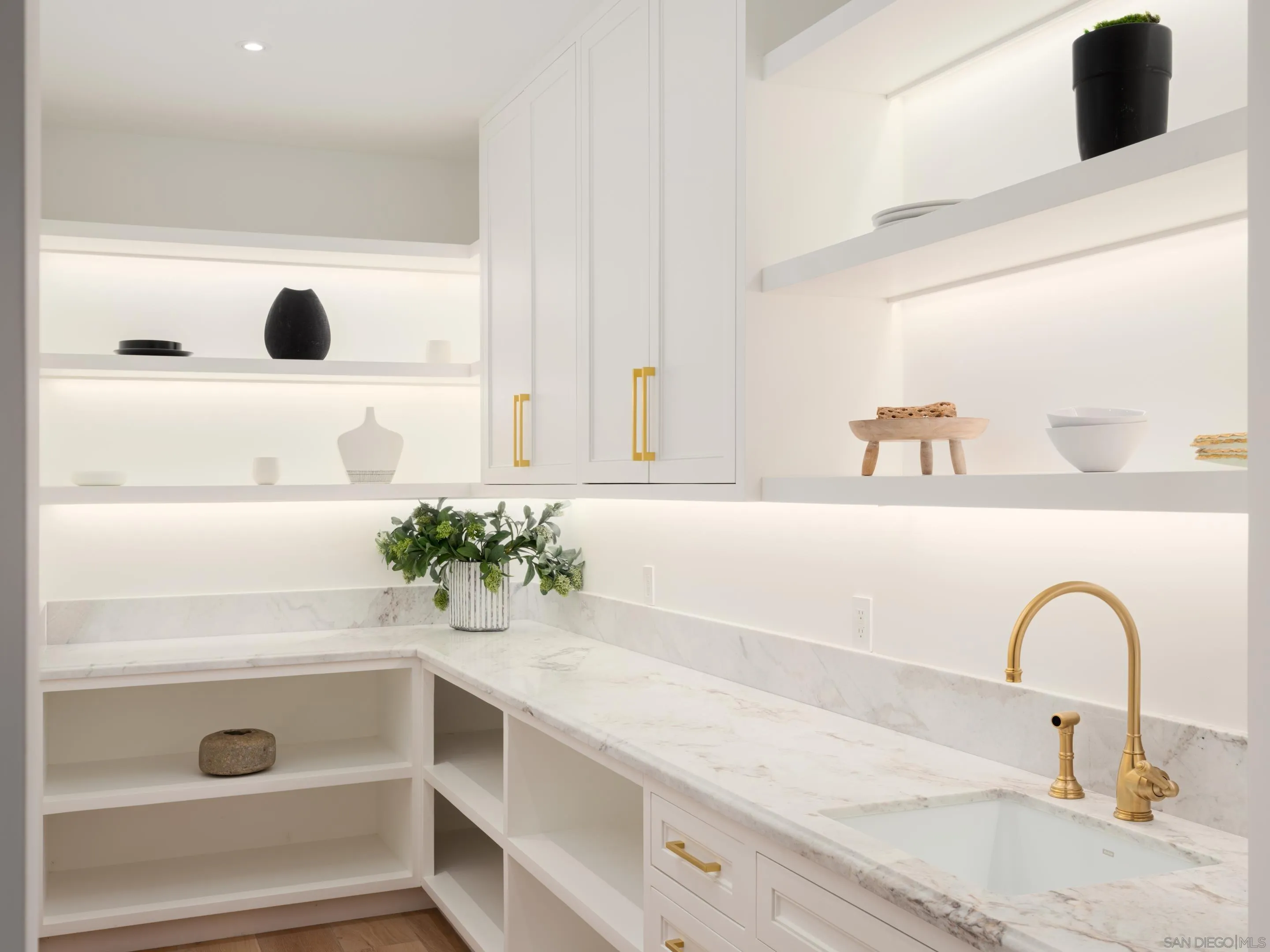 La Jolla, California 92037, United States, 6 Bedrooms Bedrooms, ,7 BathroomsBathrooms,Residential,Pending,36636