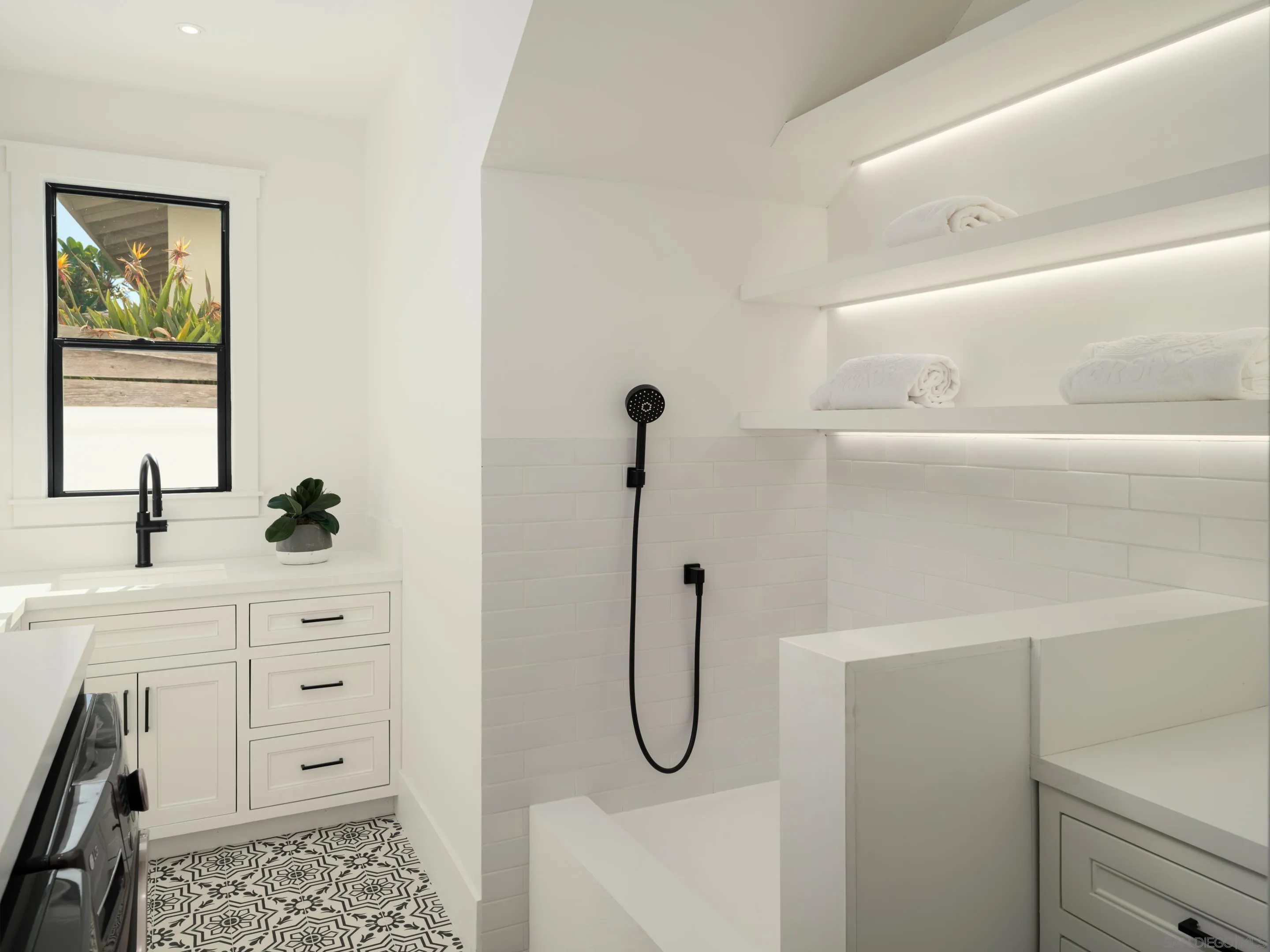 La Jolla, California 92037, United States, 6 Bedrooms Bedrooms, ,7 BathroomsBathrooms,Residential,Pending,36636