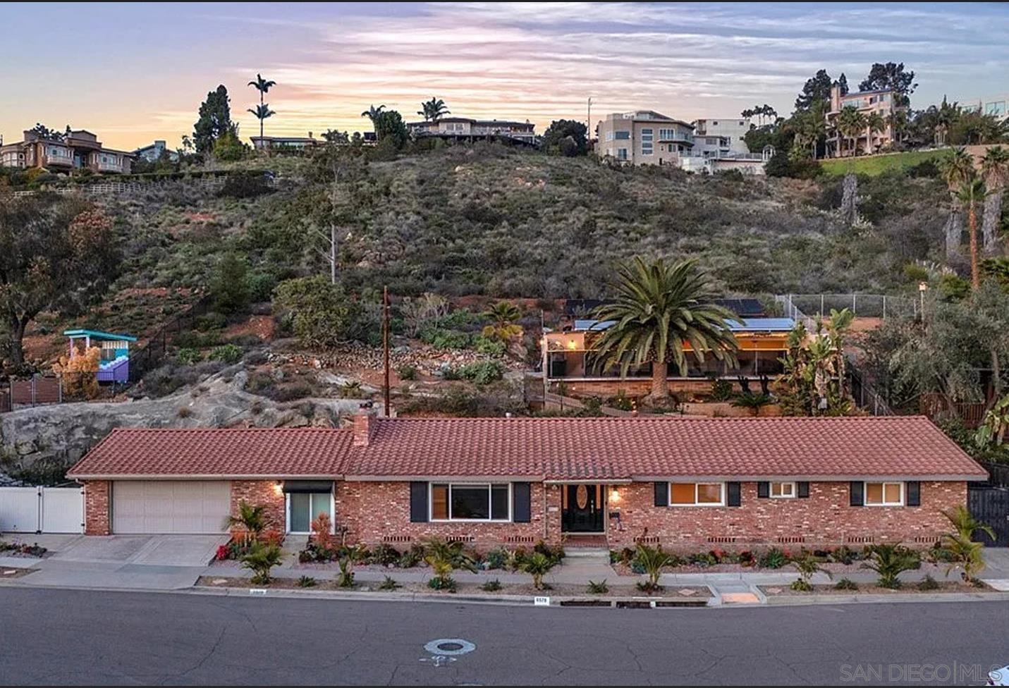 6570 Hillgrove