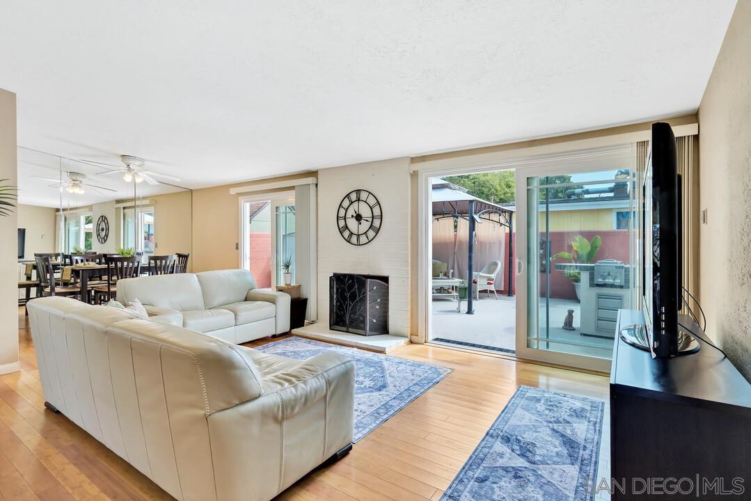 3031 Larkin Pl