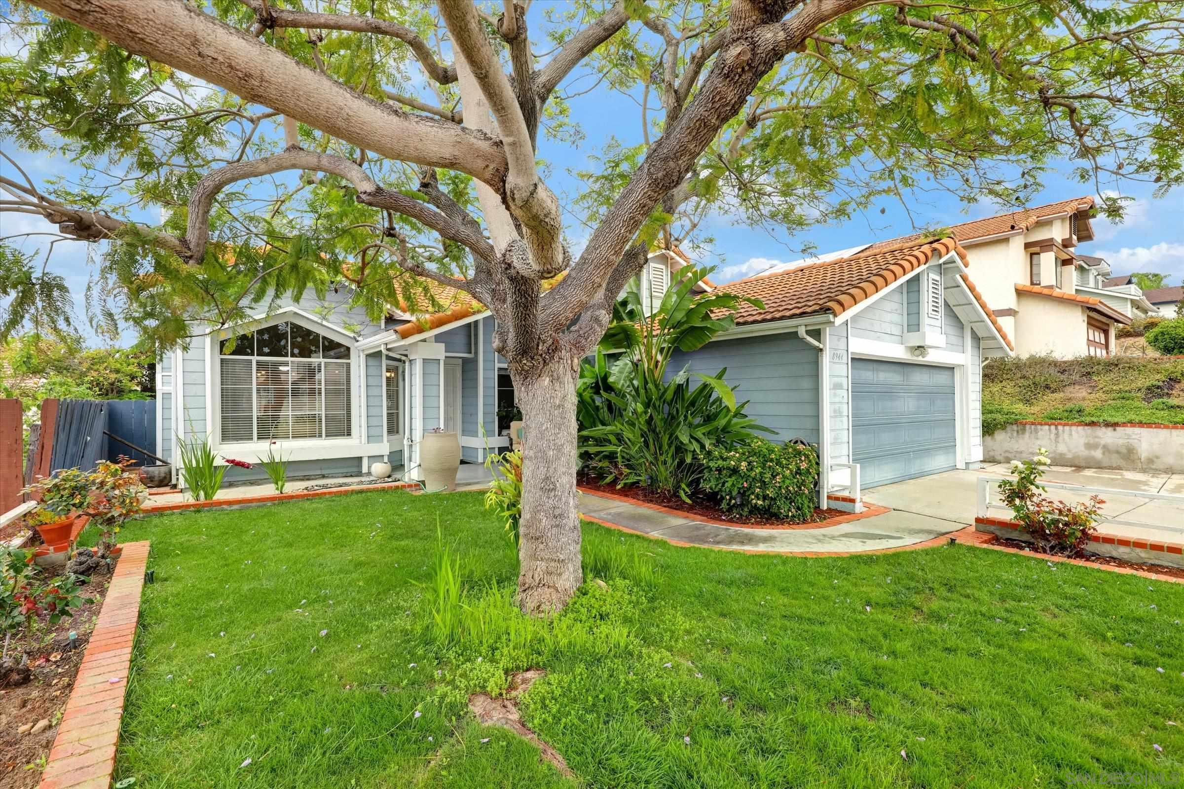 8944 La Cartera St
