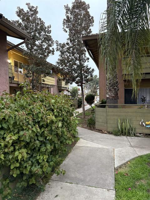 2041 E Grand Avenue
