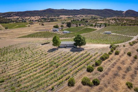 5720  Vista Serrano Paso Robles CA 93446