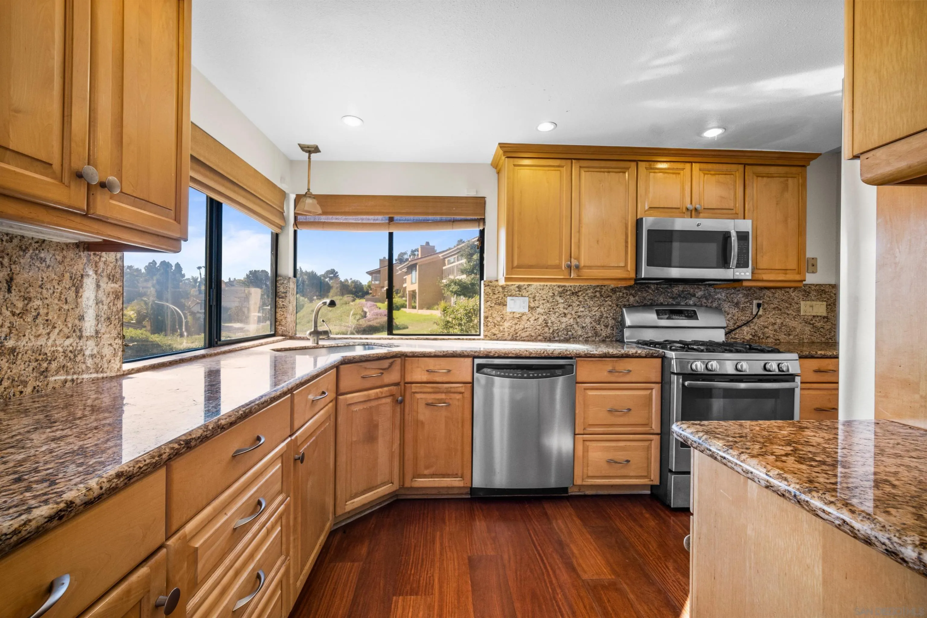 La Jolla, California 92037, United States, 4 Bedrooms Bedrooms, ,4 BathroomsBathrooms,Residential,Pending,16459