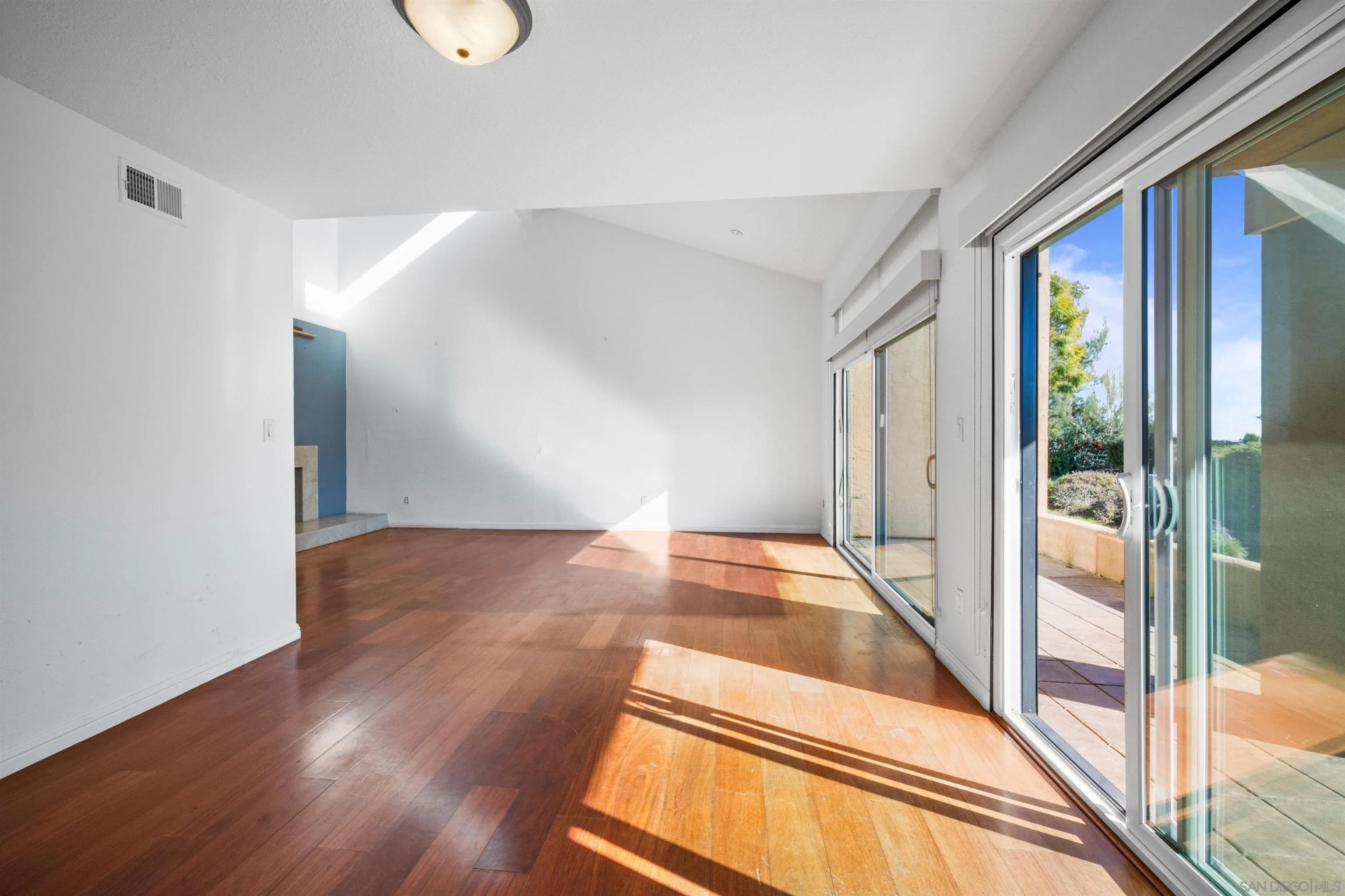 La Jolla, California 92037, United States, 4 Bedrooms Bedrooms, ,4 BathroomsBathrooms,Residential,Pending,16459