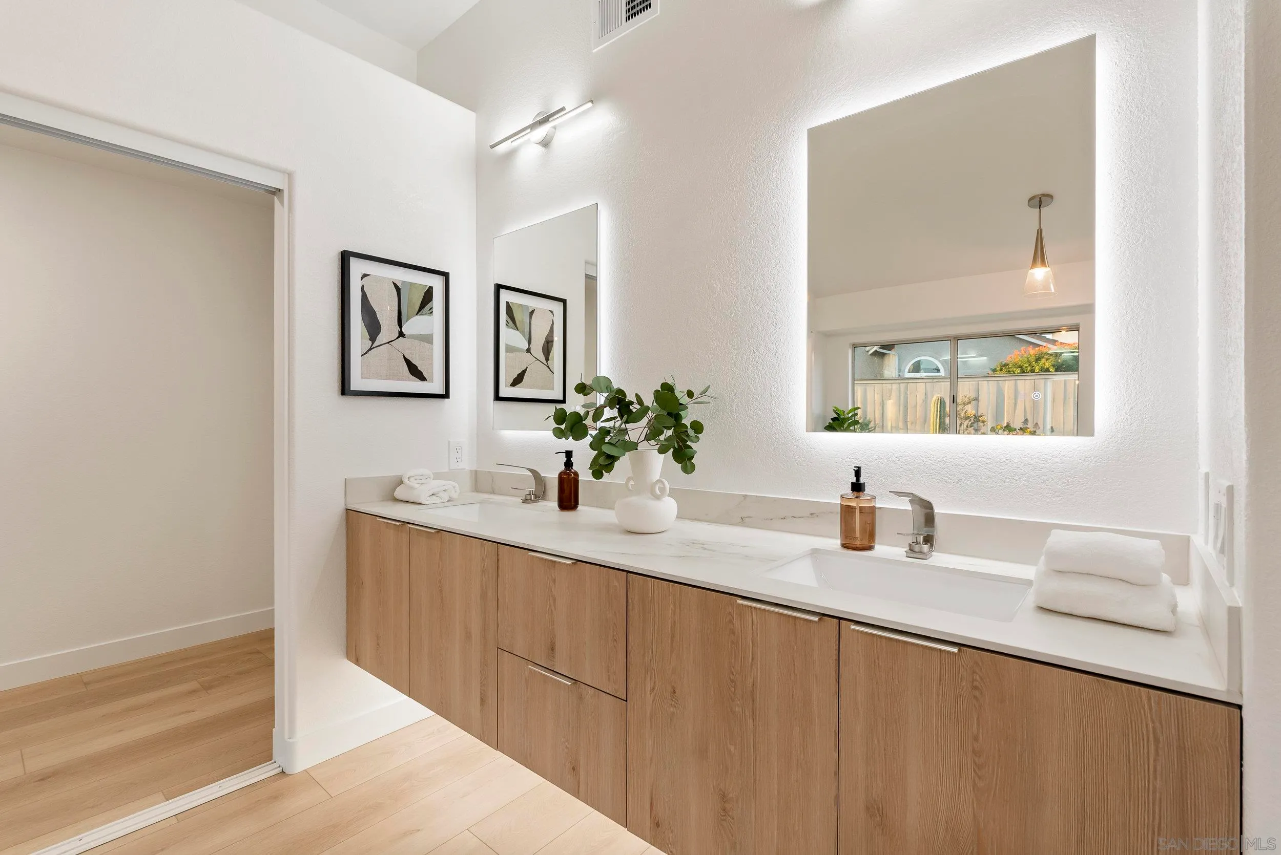 Escondido, California 92026, United States, 4 Bedrooms Bedrooms, ,3 BathroomsBathrooms,Residential,Active,107170