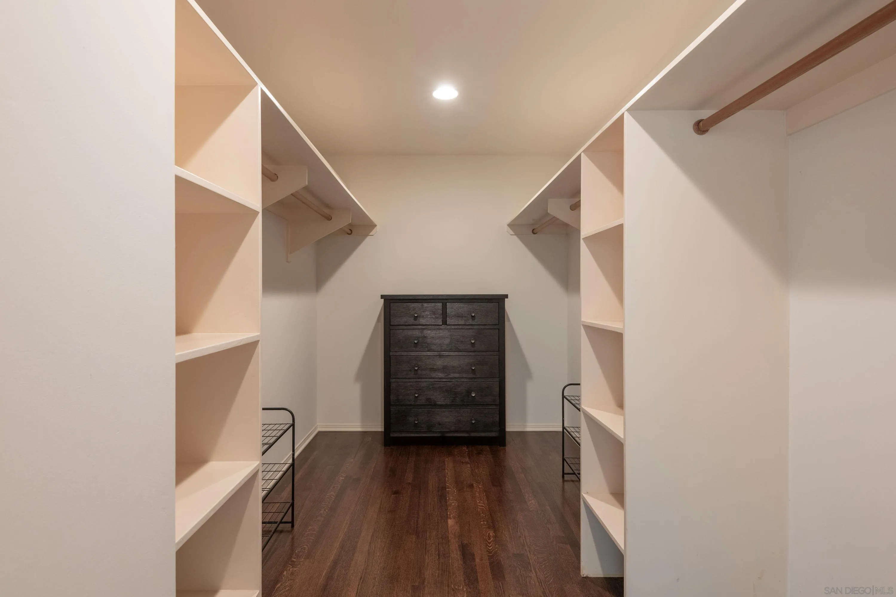 La Jolla, California 92037, United States, 3 Bedrooms Bedrooms, ,2 BathroomsBathrooms,Residential,Pending,137105