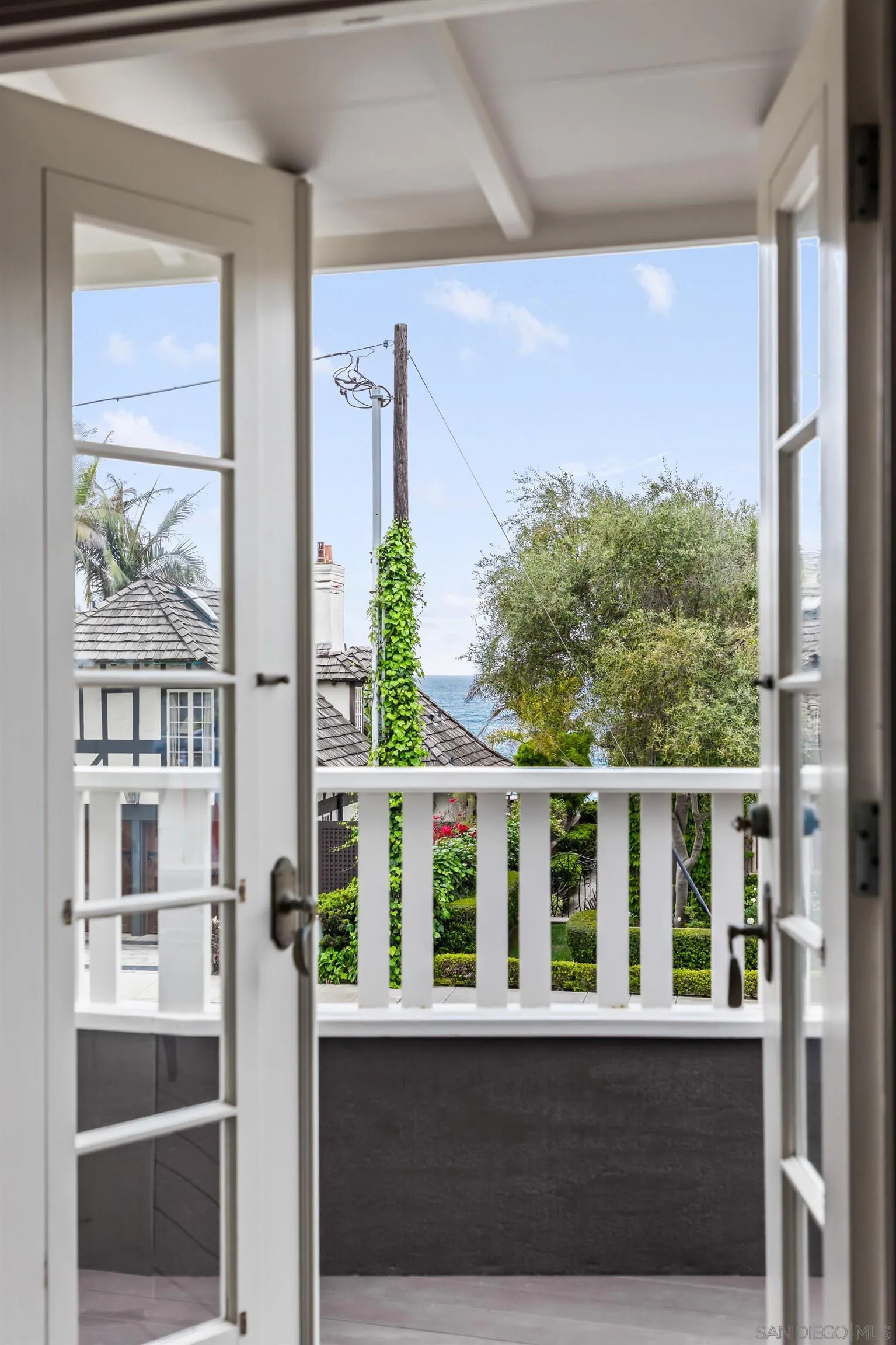 La Jolla, California 92037, United States, 3 Bedrooms Bedrooms, ,2 BathroomsBathrooms,Residential,Pending,137105