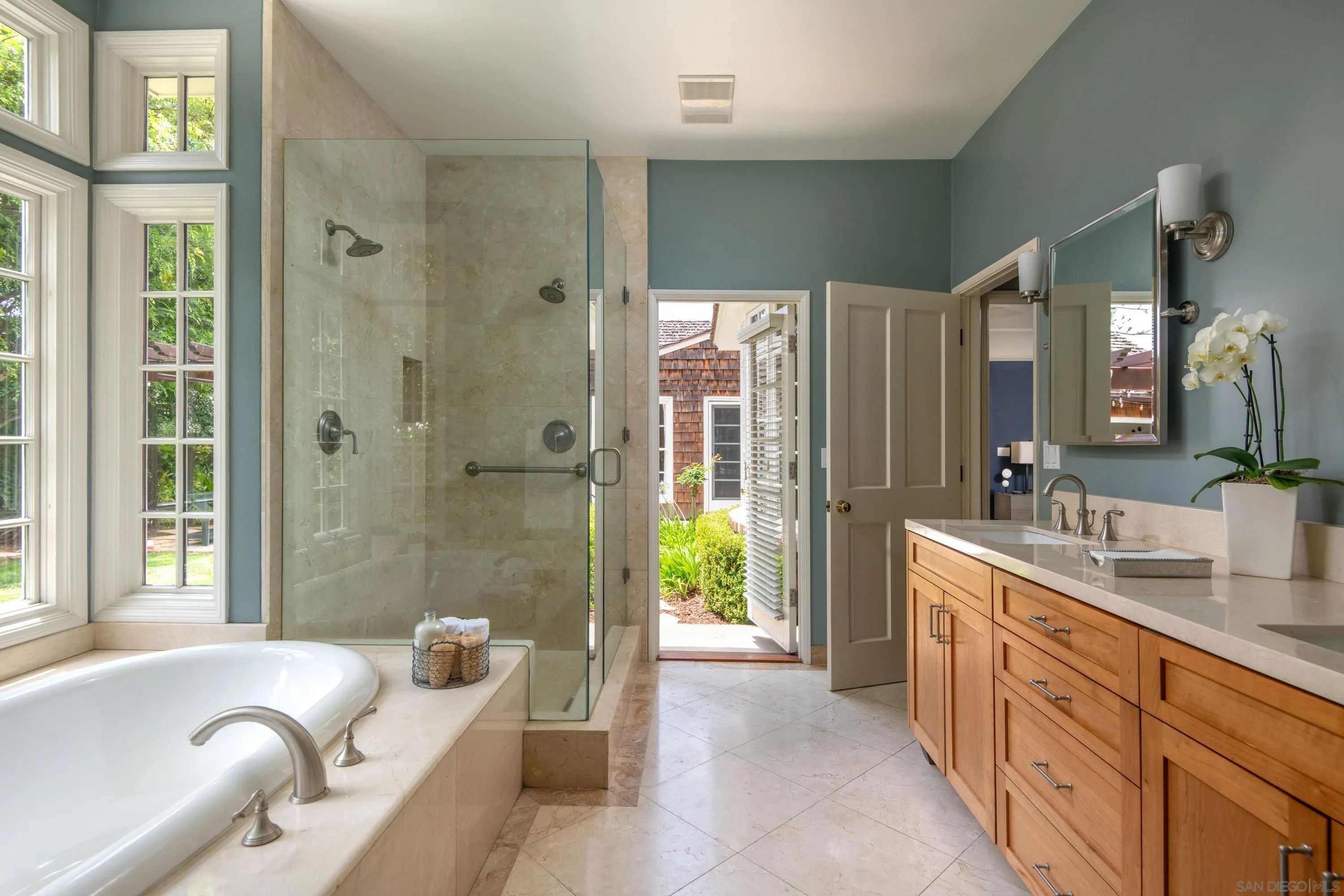 La Jolla, California 92037, United States, 3 Bedrooms Bedrooms, ,2 BathroomsBathrooms,Residential,Pending,137105