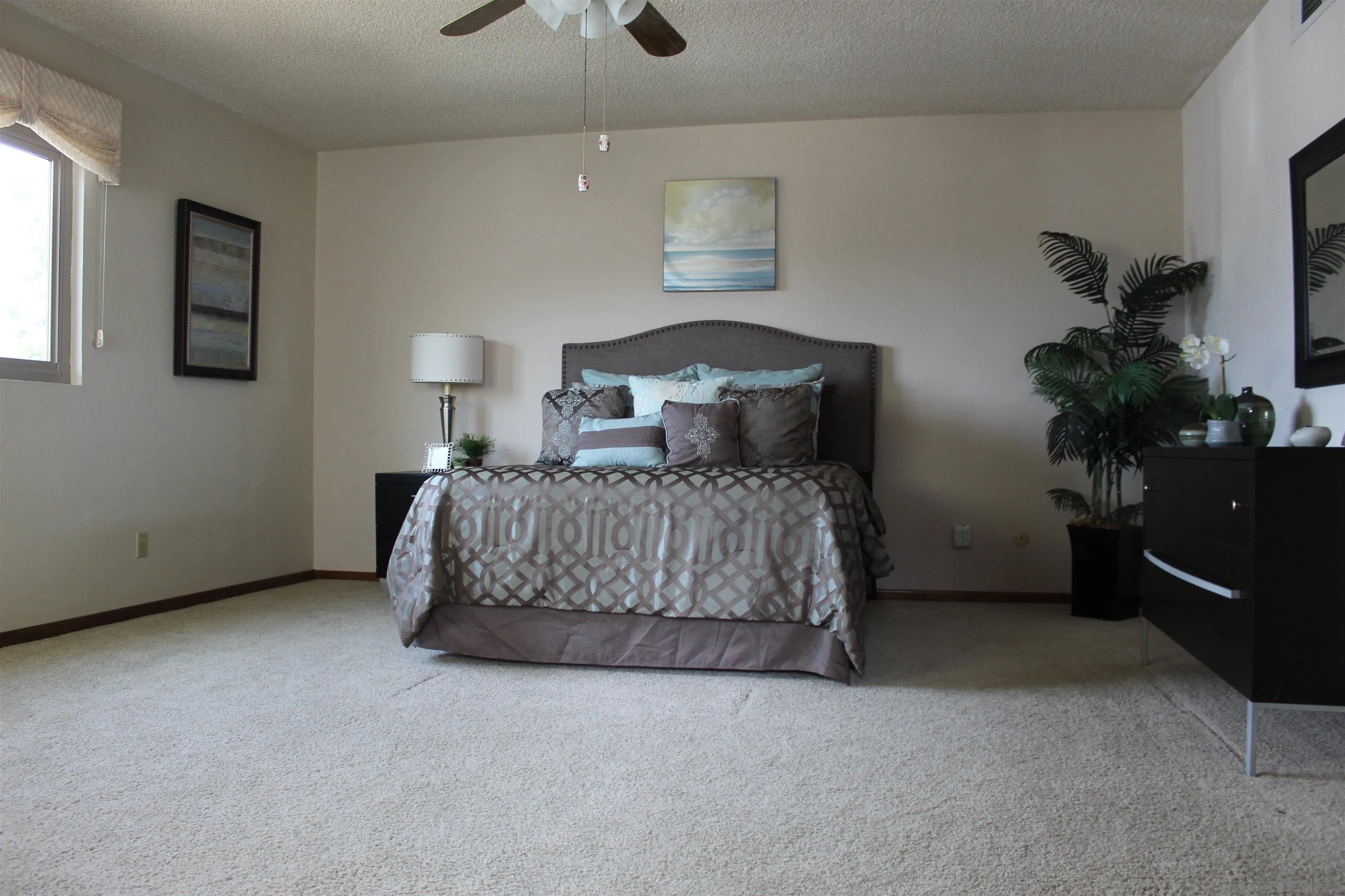 Spring Valley, California 91977, United States, 2 Bedrooms Bedrooms, ,2 BathroomsBathrooms,Residential,Pending,3136