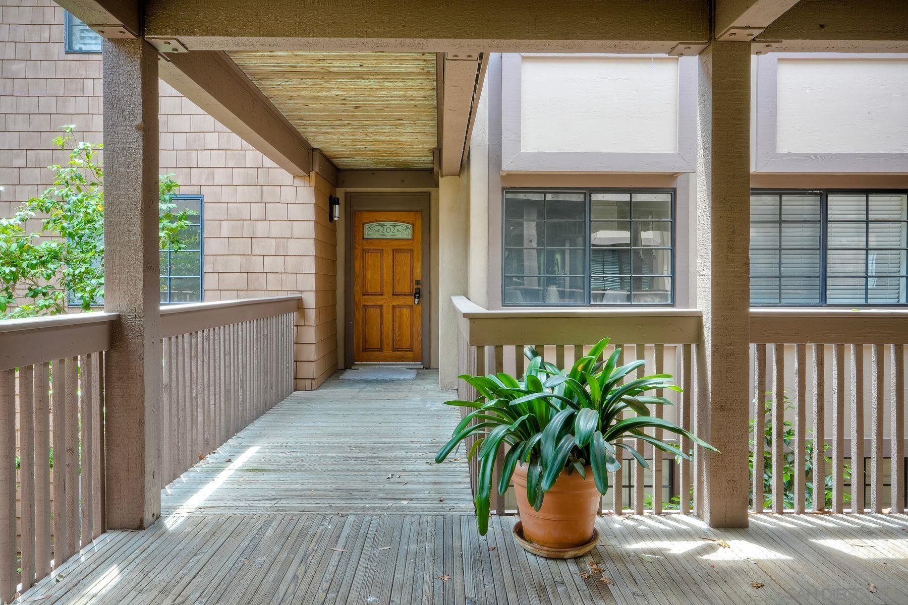8860 Villa La Jolla Dr 202