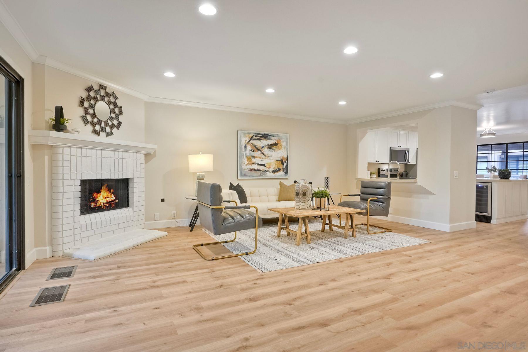 8860 Villa La Jolla Dr 202