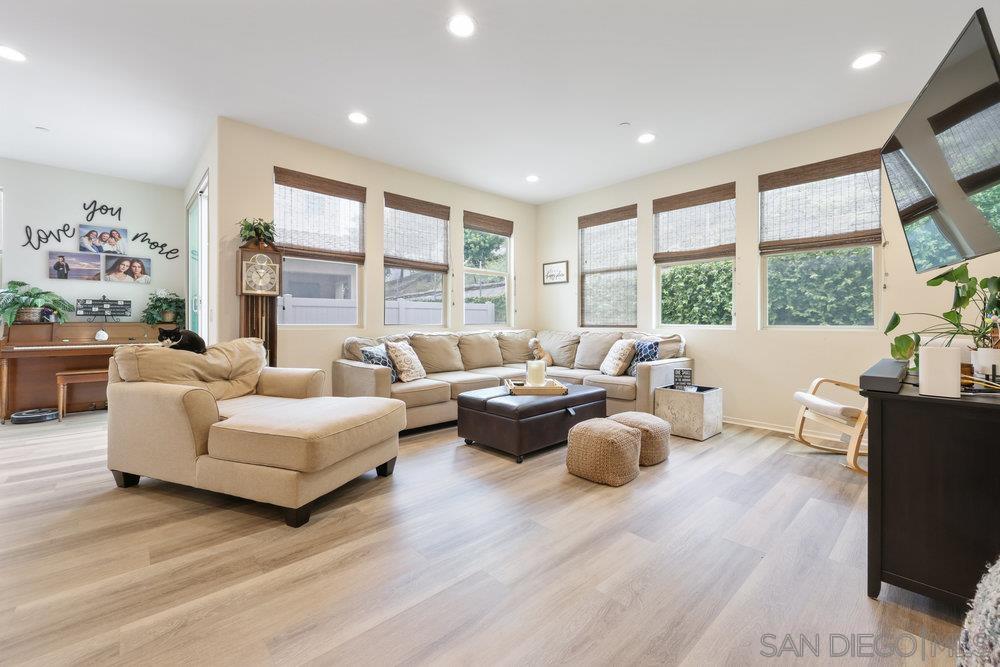 712 Gemstone Dr