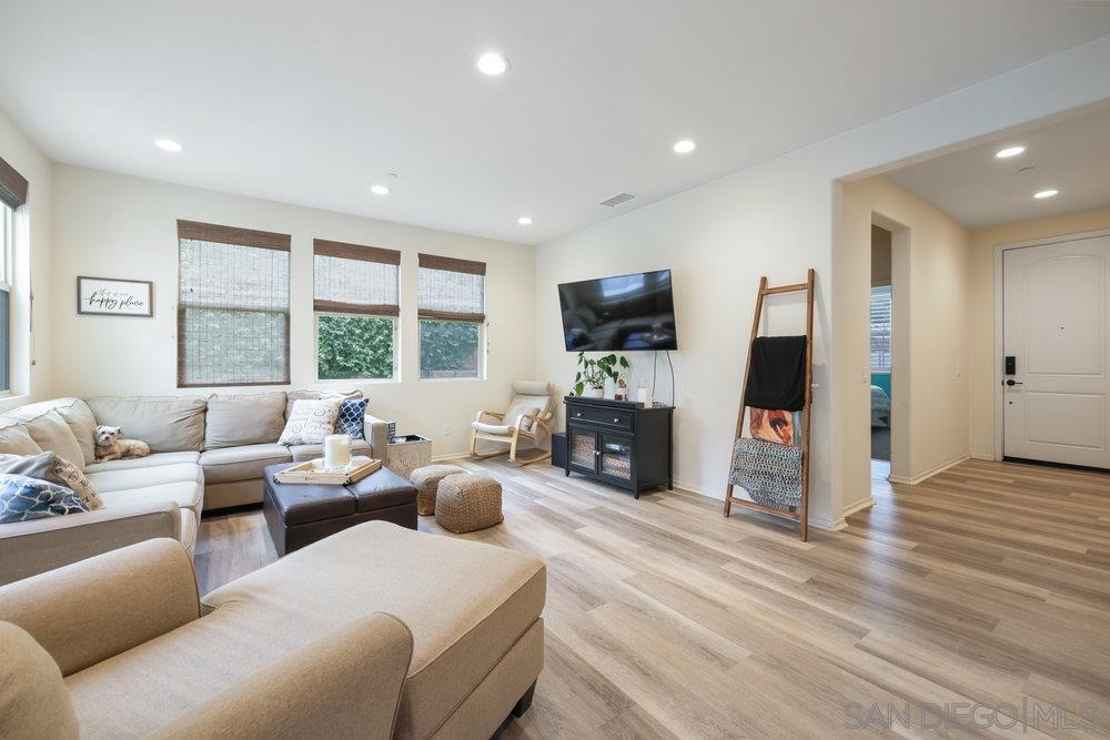 712 Gemstone Dr