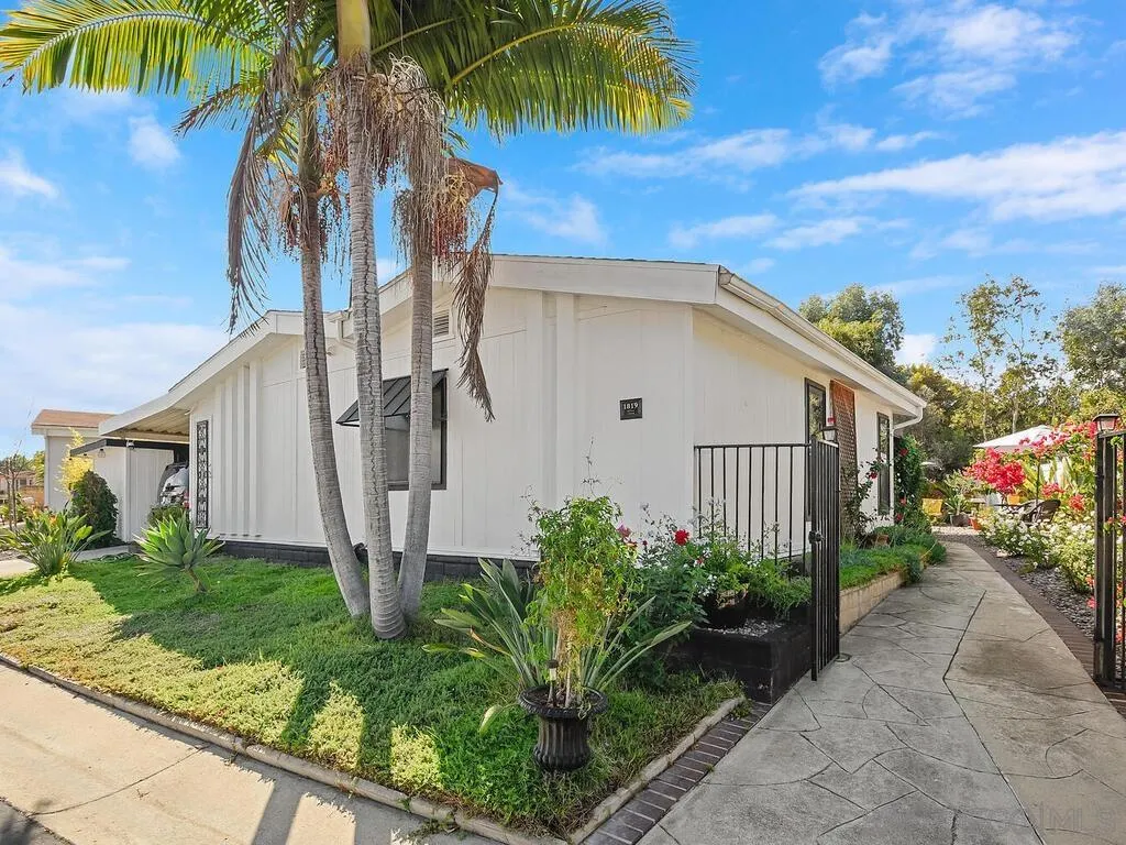 Escondido, California 92026, United States, 2 Bedrooms Bedrooms, ,2 BathroomsBathrooms,Residential,Pending,9445