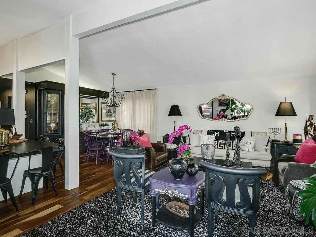 Escondido, California 92026, United States, 2 Bedrooms Bedrooms, ,2 BathroomsBathrooms,Residential,Pending,9445