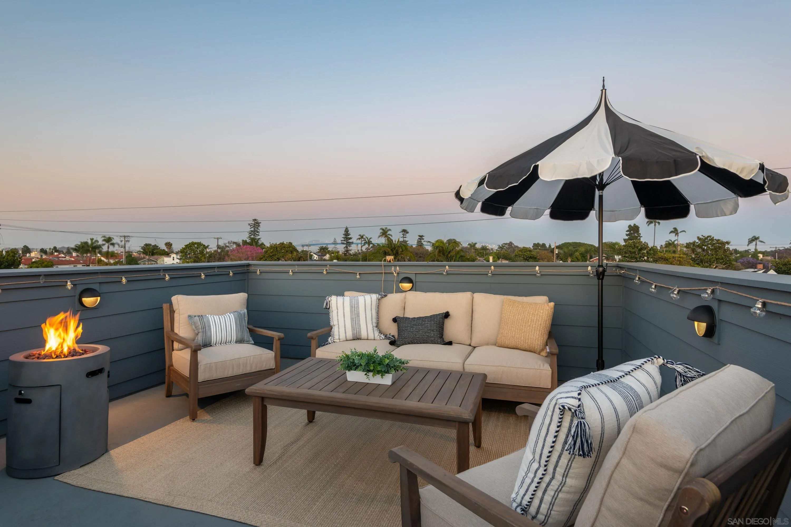 Coronado, California 92118, United States, 3 Bedrooms Bedrooms, ,4 BathroomsBathrooms,Residential,Active,159337