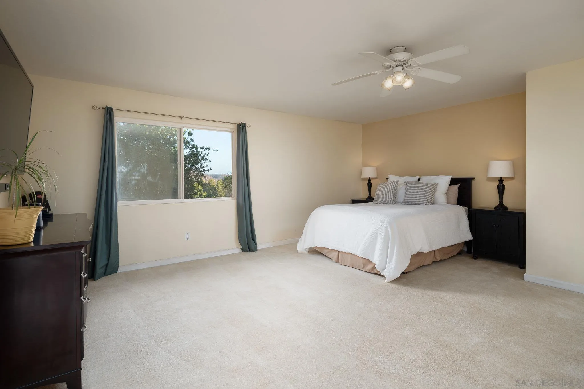 Poway, California 92064, United States, 4 Bedrooms Bedrooms, ,3 BathroomsBathrooms,Residential,Active,43492