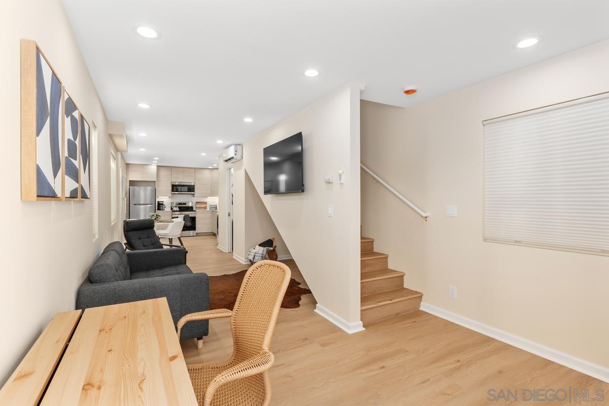3043 Oliphant St