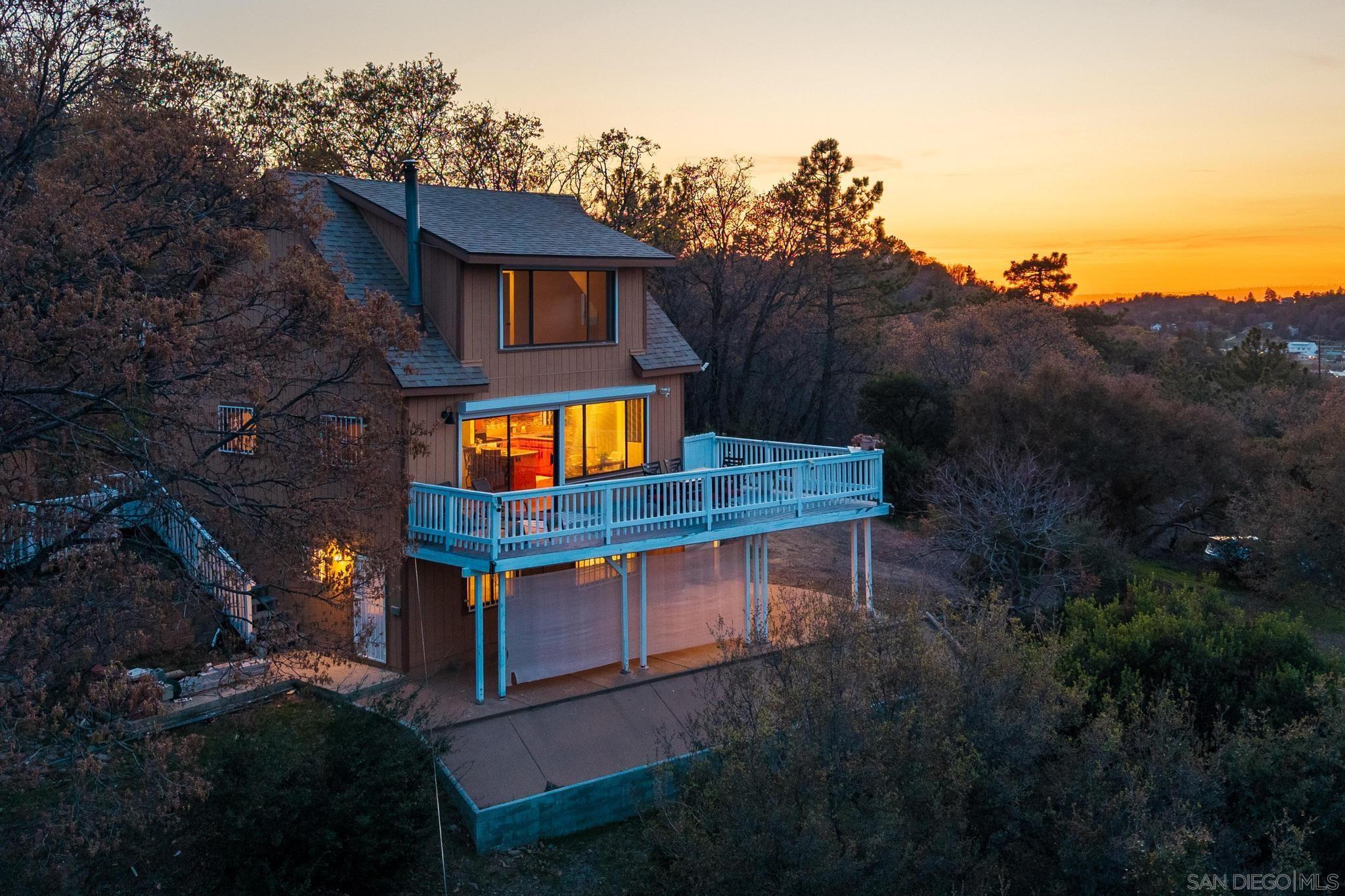1090  Valley View Dr