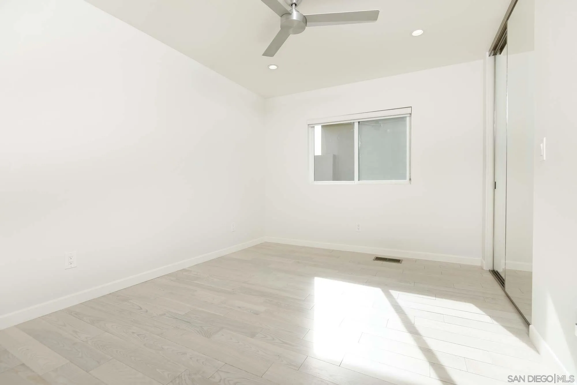 San Diego, California 92109, United States, 4 Bedrooms Bedrooms, ,4 BathroomsBathrooms,Residential,Pending,86720