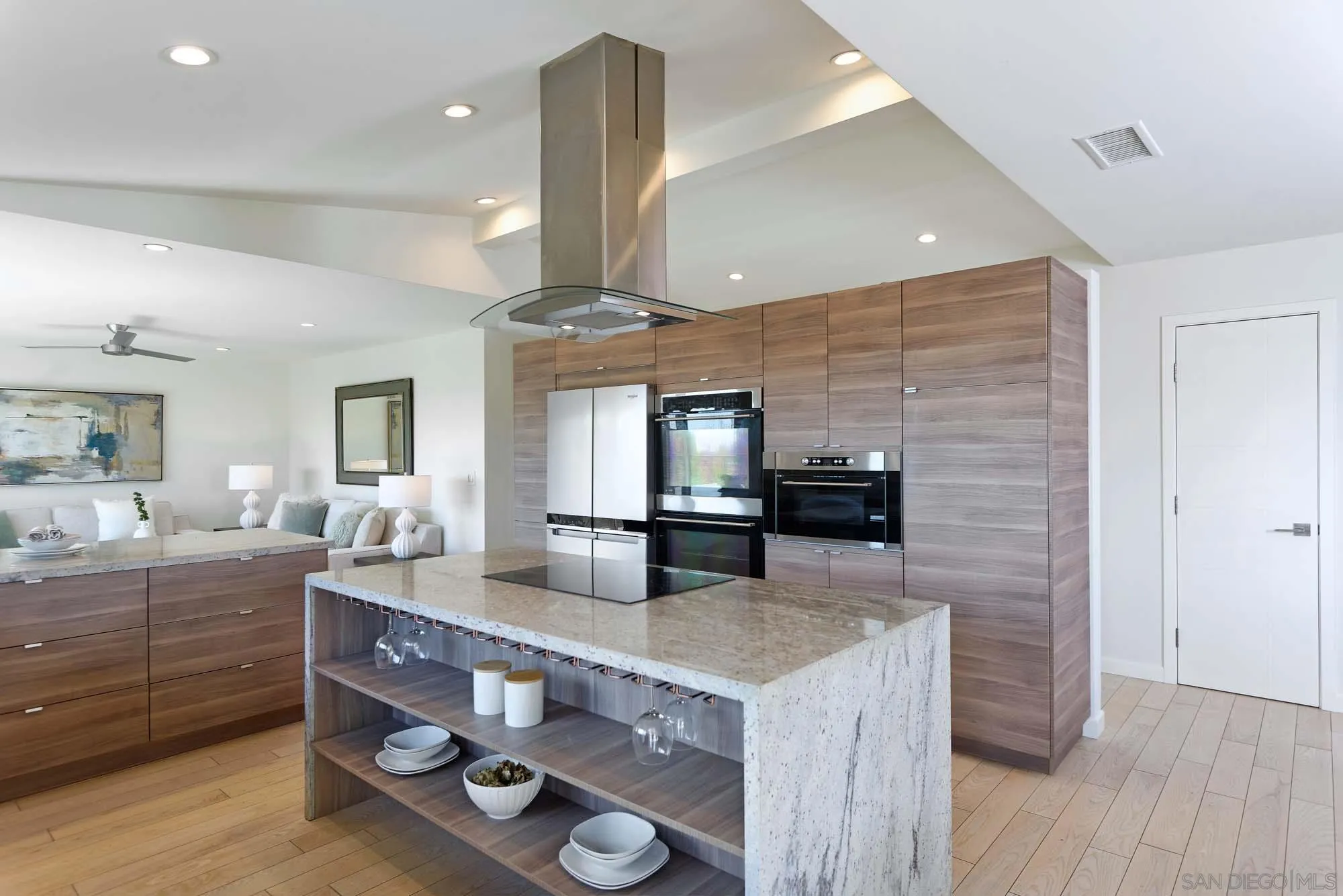 San Diego, California 92109, United States, 4 Bedrooms Bedrooms, ,4 BathroomsBathrooms,Residential,Pending,86720