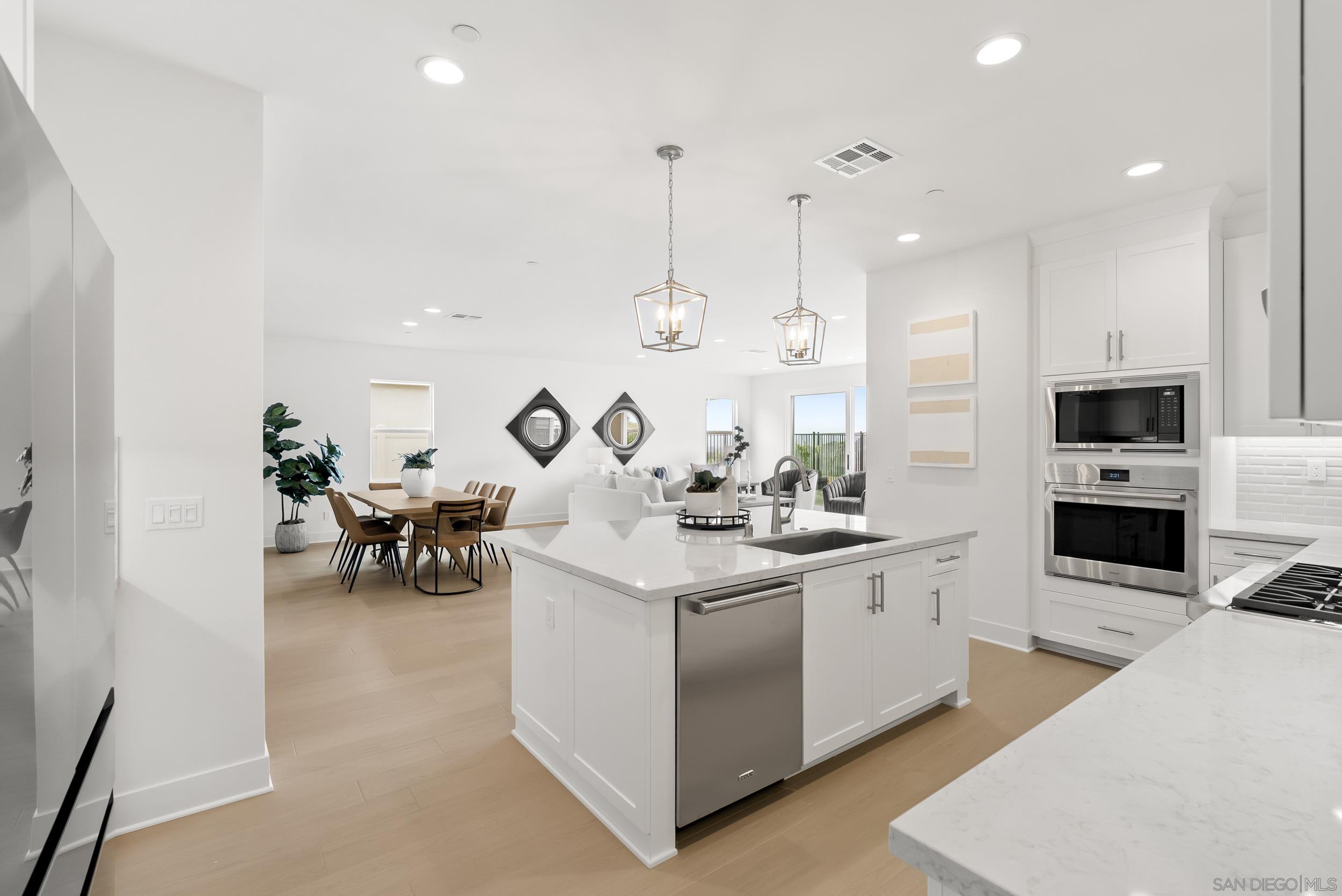 1242 Topanga Dr
